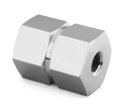 Reduziermuffe aus nicht rostendem Stahl

Bei der Ware handelt es sich um ein metallisches Hohlerzeugnis (Länge 31,0 mm) mit Außensechskant (Schlüsselweite 3/4 Zoll) und beidseitig mit unterschiedlichen NPT-Innengewinden (Reduziermuffe). Der Innendurchmesser beträgt an einem Ende 1/4 Zoll, am anderen Ende 1/8 Zoll. Das Erzeugnis besteht gemäß den Angaben aus nicht rostendem Stahl (Edelstahl 316). Die Reduziermuffe wird zur Verbindung von Rohren verwendet.

Die Ware ist aufgrund ihrer Beschaffenheit als Rohrverbindungsstück, aus Eisen oder Stahl, andere, aus nicht rostendem Stahl, Muffen in die Codenummer 7307 2210 00 0 einzureihen.