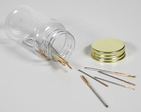 Es handelt sich um sog. Wollnadeln aus Stahl, in verschiedenen Längen. Die Nadeln weisen an einem Ende eine Spitze und am anderen Ende ein vergoldetes Nadelöhr auf.
Sie sind für den Handgebrauch bestimmt und dienen zum Vernähen von Wolle. Die Nadeln befinden sich zu 18 Stück in einem zylinderförmigen Behältnis (sog. Dose; nicht Gegenstand dieser vZTA) aus transparentem Kunststoff, dessen sich nach oben hin verjüngendes Ende mit einem Schraubdeckel aus Aluminium versehen ist.
Länge der Nadeln: 48 mm, 60 mm und 70 mm.
- Antragstellerangaben -

Bei der sog. Dose  (siehe Position 2) handelt es sich nicht um ein Behältnis im Sinne der AV 5 a) Satz 1, da sie weder besonders gestaltet oder hergerichtet ist, noch üblicherweise mit den Waren (Wollnadeln) verkauft wird, für die sie bestimmt ist.
Eine Einreihung der sog. Dose nach AV 5 b) scheidet ebenfalls aus, da sie nicht zur Verpackung der Wollnadeln üblich ist.
Eine Einreihung als Warenzusammenstellung in Aufmachung für den Einzelverkauf im Sinne der AV 3 b) kommt ebenfalls nicht in Betracht, da es sich bei der sog. Dose und den Wollnadeln nicht um Waren zur Befriedigung eines speziellen Bedarfs oder zur Ausübung einer bestimmten Tätigkeit handelt. Ebenso handelt sich nicht um eine aus verschiedenen Bestandteilen zusammengesetzte Ware, da sich die Bestandteile weder gegenseitig ergänzen noch ihre Zusammensetzung ein funktionelles Ganzes bildet. 
Die einzelnen Komponenten (Wollnadeln, Dose) sind somit getrennt voneinander einzureihen.

Abbildung siehe Anlage.

Derartige Erzeugnisse gehören als "Nähnadeln, zum Handgebrauch, aus Stahl" zum TARIC-Code 7319 9010 00.