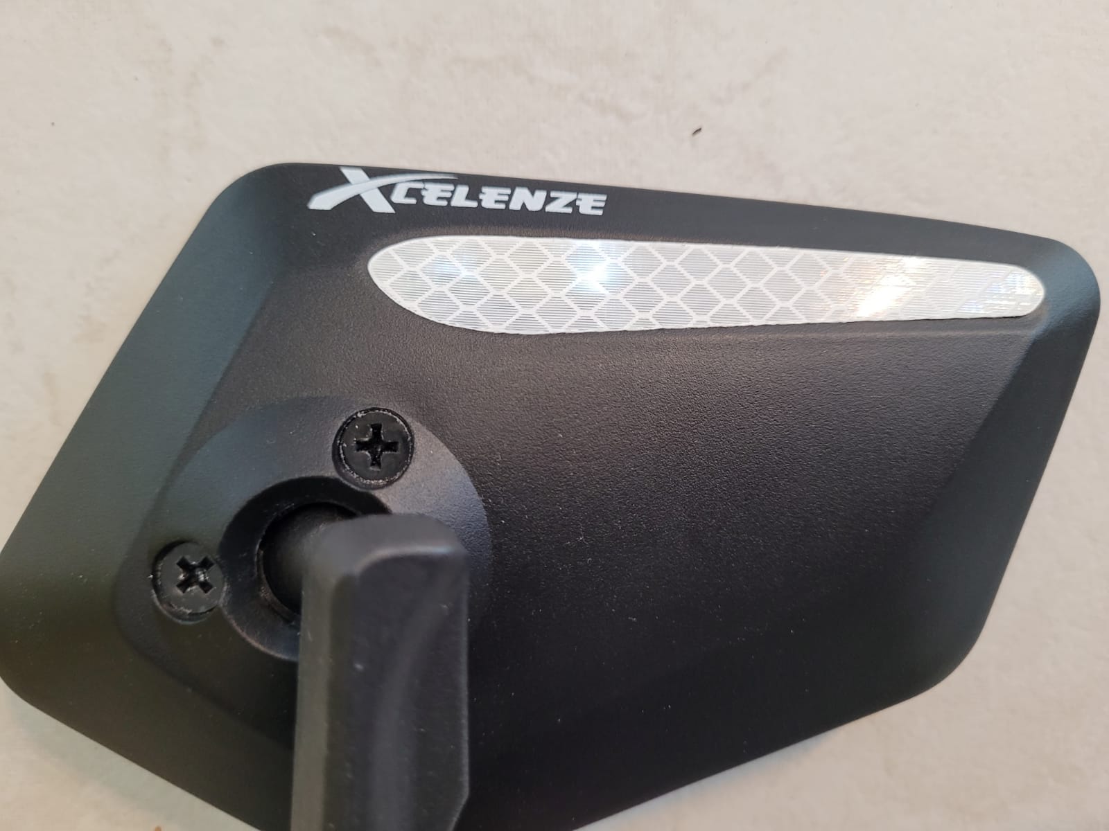 Spiegel aus Glas, sog. Spiegel eckig für Fahrradlenker, Foto siehe Anlage,
aus verschiedenen Bestandteilen zusammengesetzte Ware; bestehend aus:
- einem Rückspiegel aus Glas in einem Gehäuse (Fassung) aus Kunststoff,
- - optisch nicht bearbeitet (damit keine Ware des Kapitels 90),
- - in den Abmessungen (Spiegelfläche) von ca. 14,2 cm x 8,7 cm,
- - mit der Aufschrift „XCELENZE“,
- einem schwarzen Gelenkarm aus laut Antrag Kunststoff,
- - am unteren Ende mit einer Innenklemmung zur Befestigung des Spiegels im Innenlenker eines
    Fahrrads,
- - in den Abmessungen von ca. 10 cm (Länge von der Befestigung bis zur Fixierung am Spiegel),
- der Spiegel aus Glas bestimmt insbesondere aufgrund seiner Bedeutung in Bezug auf die
  Verwendung den wesentlichen Charakter der zusammengesetzten Ware,
- keine Einreihung als Zubehör für Fahrräder in die Position 8714, da es sich beim Wortlaut der
  Position 7009 (Rückspiegel) um die genauere Warenbezeichnung handelt.

"Spiegel aus Glas, gerahmt, Rückspiegel für Fahrzeuge, anderer als in den TARIC-Codes 7009 1000 30
 bis 7009 1000 50 genannte"