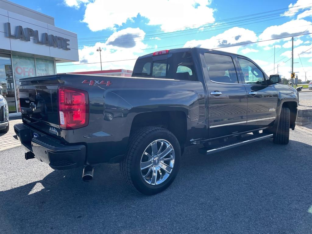 Personenkraftwagen, sog. Pick-Up Chevrolet Silverado 1500 - Variante 1,
- in der Bauart eines zweiachsigen Mehrzweckfahrzeugs des Typs Pick-Up,
- laut Antrag:
- - mit Hubkolbenverbrennungsmotor mit Fremdzündung (Benzinmotor),
- - mit einem Hubraum von 5300 ccm,
- - mit einem zulässigen Gesamtgewicht von 3266 kg,
- - gebraucht,
- - mit einer gesonderten, viertürigen, geschlossenen Fahrerkabine mit zwei Sitzreihen
     für die Beförderung von Personen und einer von der Fahrerkabine abgetrennten,
     hinteren, offenen Ladefläche für die Beförderung von Waren,
- - mit einem Radstand von 3645 mm und einer inneren Länge auf dem Boden der
     Ladefläche von 1727 mm,
- aufgrund der objektiven Merkmale (u. a. Länge der Ladefläche weniger als 50 % der
  Länge des Radstands) hauptsächlich für die Beförderung von Personen bestimmt.

"Personenkraftwagen, seiner Beschaffenheit nach hauptsächlich zur Personenbeförderung bestimmt,
anderer als in Position 8702 genannt, anderes als in Unterposition 8703 10 genanntes Fahrzeug mit
Hubkolbenverbrennungsmotor mit Fremdzündung (Benzinmotor), mit einem Hubraum von mehr
als 3 000 cm³, gebraucht"