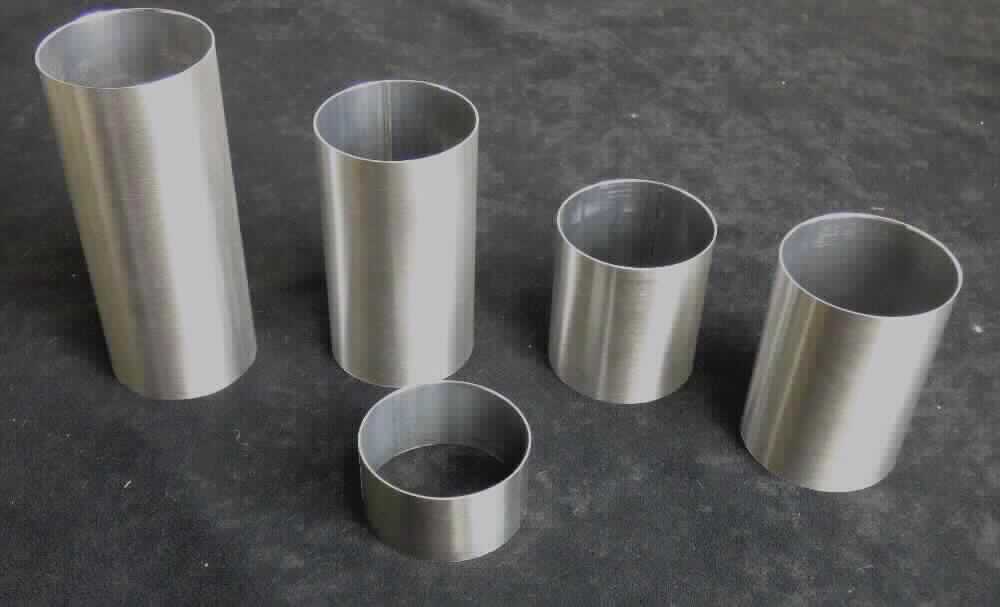 Stahlrohr

Bei der Ware handelt es sich um ein geschweißtes Rohr aus rostfreiem Stahl mit glatter, blanker Oberfläche. 
Abmessungen: Länge 127 mm, Außendurchmesser 56 mm und Wandstärke 0,7mm.
Das Rohr wird zur Herstellung von Verstellfüßen verwendet.
Die Länge des Rohres übersteigt den Außendurchmesser um mehr als zweimal.

Die Ware ist als "anderes Rohr, geschweißt mit kreisförmigem Querschnitt, aus nicht rostendem Stahl, kaltgezogen oder kaltgewalzt" in den TARIC-Code 7306 40 80 00 einzureihen.