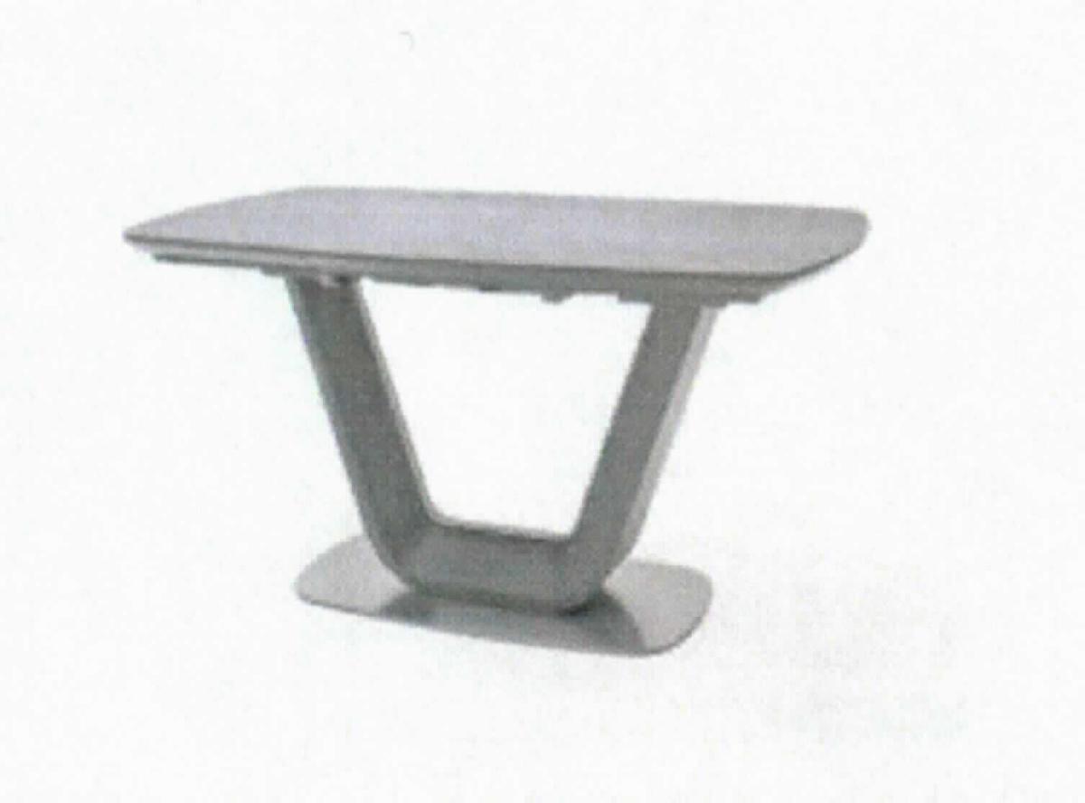 Es handelt sich bei dem sog. "Speisezimmertisch mit Säule, grau" um ein aus verschiedenen Stoffen zusammengesetztes Möbel; 160/200 cm x 76 x 90 cm (B x T x H). Der ausziehbare Tisch besteht im Wesentlichen aus einer Keramikplatte und zwei Streben aus Holz, die auf einer Bodenplatte aus Metall befestigt sind. Das Holz bestimmt als Stabilität verleihendes Element und aufgrund des höchsten Wertes den stofflichen Charakter der Ware.
 
Das verpackte Möbel ist auf den Boden zu stellen und dient der dauerhaften Einrichtung von Esszimmern.

Das Erzeugnis ist als "anderes als von den Positionen 9401 und 9402 erfasstes Möbel, aus Holz, von der in Ess- und Wohnzimmern verwendeten Art" einzureihen.