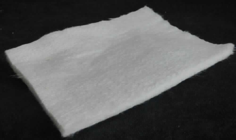 Matte aus Glasfasern, sog. Silika-Glas-Nadelmatte, Foto siehe Anlage,
- nicht gewebtes Flächenerzeugnis mit einer gleichmäßigen Dicke von ca. 8 mm,
- aus regellos geschichteten Glasfasern,
- durch einen Nadelprozess verfestigt (genadelt),
- die Fasern können einzeln mit der Hand aus der Matte herausgelöst werden, 
  ohne die Lage zu zerstören (somit kein Vlies),
- Meterware mit einer Breite von 100 cm (laut Etikett),
- keine Matte mit geringer Feuchtigkeitsaufnahme.

"Ware aus Glasfasern, Matte, andere als im TARIC-Code 7019 3100 10 genannte"
