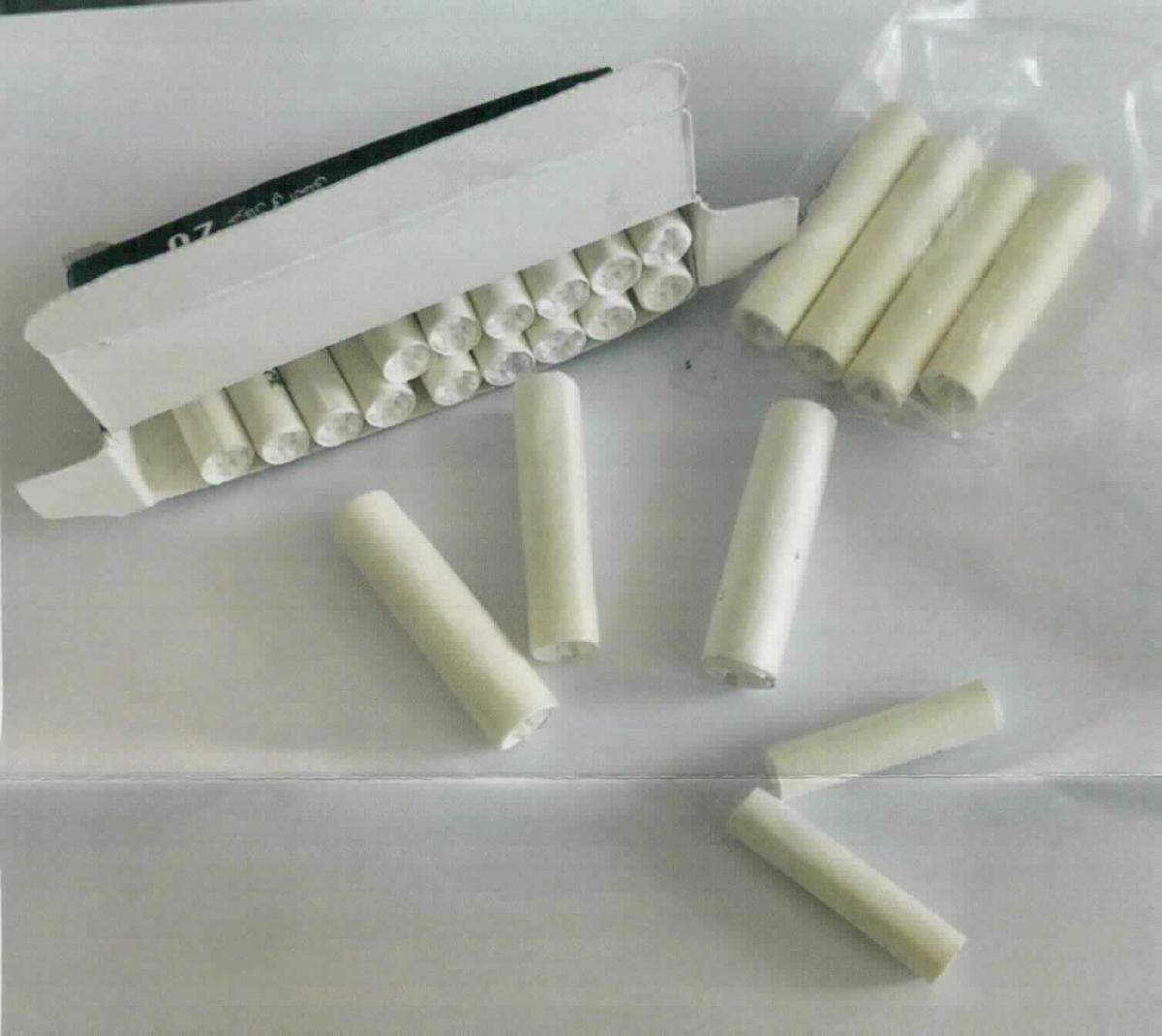 Bei der als "Aktivkohlefilter" bezeichneten Ware handelt es sich laut Antragsunterlagen um 27 x 6 mm (Länge x Durchmesser) große Pappröhrchen, die mit Aktivkohle gefüllt und an den Seiten mit Keramikkappen geschlossen sind. 

Die Ware dient zur Schadstoffreduzierung beim Rauchen von Pfeifen und ist in Pappschachteln á 42 Stück aufgemacht.

Die Ware ist als erkennbares "Teil von Tabakpfeifen" einzureihen.