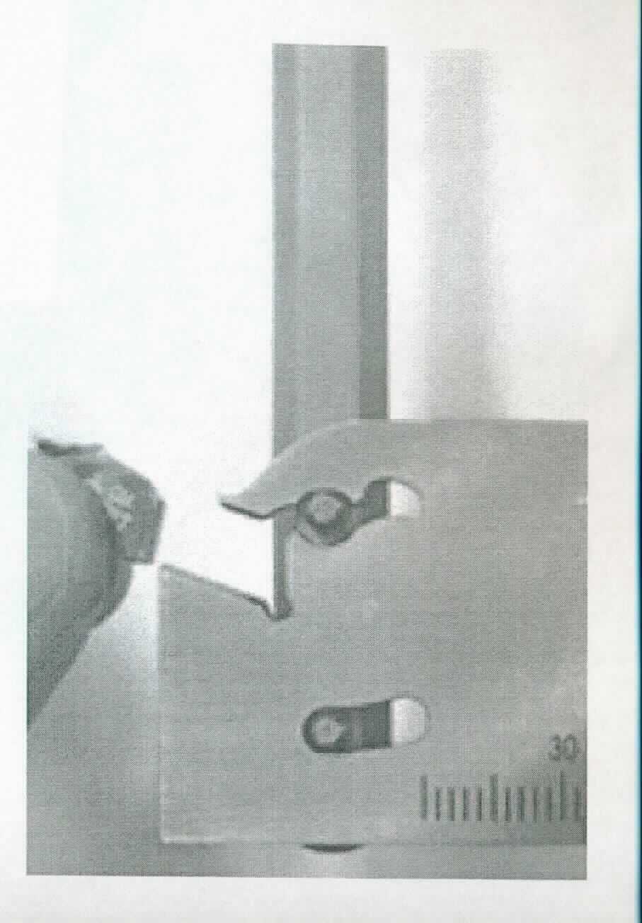 "Spannschlüssel"

- mit freiem Arm zu handhabender, Spannschlüssel in Form eines sechseckigen Stabes, im vorderen Drittel 
  mit zwei Pins (arbeitender Teil) versehen

- vollständig aus Stahl gefertigt

- zum Festziehen und Lösen von Wendeplattenhaltern

- je nach Modell mit Pins in unterschiedlichen Größen versehen

Abbildung siehe Anlage.

Derartige Erzeugnisse gehören als "von Hand zu betätigender Spannschlüssel, mit nicht 
verstellbarer Spannweite, mit arbeitendem Teil aus unedlem Metall " zum TARIC-Code 8204 1100 00.