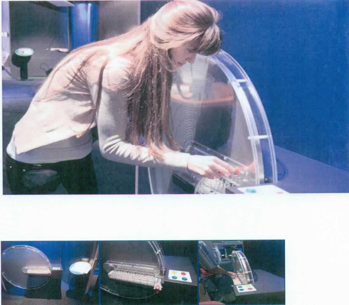 Bei dem Erzeugnis mit der Bezeichnung "Harmonic Series Wheel" handelt es sich nach Beschaffenheit und vorgesehener Verwendung nach um ein Exponat zu Vorführzwecken in Museen, Science Centern und ähnlichen Einrichtungen, das zur ausschließlichen Wissensvermittlung von wissenschaftlichen Phänomenen und Ergebnissen dient.
Das Exponat "Harmonic Series Wheel", Seriennummer 9474, erklärt experimentell die Wirkung von verstellbaren Luftströmen auf eine sich drehende Lochscheibe und ist zur Interaktion durch den Betrachter / Besucher vorgesehen. 

Wesentliche Bestandteile des Exponats (ggf. noch nicht zusammengesetzt):
- Grundkörper aus Holzwerkstoff und metallener Basisplatte mit eingesetzter metallener Lochscheibe in einem 
  Acrylglasgehäuse (Durchmesser 1075 mm), 
  ausgestattet mit Schalttafel, Netzteil mit Frequenzumrichter, Elektromotor und verstellbarer Luftdüse,  
  Gesamtgewicht ca. 200 kg.

Die Ware ist als "Instrument, Apparat, Gerät und Modell, seiner Beschaffenheit nach zu Vorführzwecken bestimmt, nicht zu anderer Verwendung geeignet, nicht von dem TARIC-Code 9023 0010 00 erfasst" einzureihen.

Anlage: 1 Abbildung