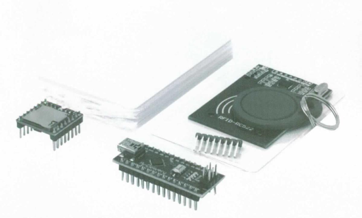 TonUINO Set (Abbildung siehe Anlage),
- aus einer mit Audio-Verarbeitungs- und Verstärkerelektronik, elektrischen Stiftleisten
  sowie SD-Kartenschacht bestückten Leiterplatte, einer weiteren u.a. mit Mikro-
  controller, USB-Steckvorrichtungen sowie elektrischen Stiftleisten bestückten Leiter-
  platte sowie einer RFID-Schreib- und Leseplatine, noch nicht zusammengesetzt,
  ohne Verbindungsdrähte oder Kabel,
- nach dem Aufspielen von Tondateien im MP3- oder WMV-Format auf eine SD-Karte
  zur Wiedergabe dieser Dateien in hörbarer Form,
- zusammen mit Beipack (RFID-Chip und RFID-Karten) in einer für den Einzelverkauf
  aufgemachten Verkaufsumschließung.
Das Tonwiedergabegerät bestimmt den Charakter des Ganzen.

"Unvollständiges, noch nicht zusammengesetztes Tonwiedergabegerät, nicht von den 
 Unterpositionen (HS) 8519 20 - 8519 50 erfasst, Halbleiter-Aufzeichnungsträger ver-
 wendend, in einer für den Einzelverkauf aufgemachten Warenzusammenstellung mit nicht
 charakterbestimmendem Beipack"
