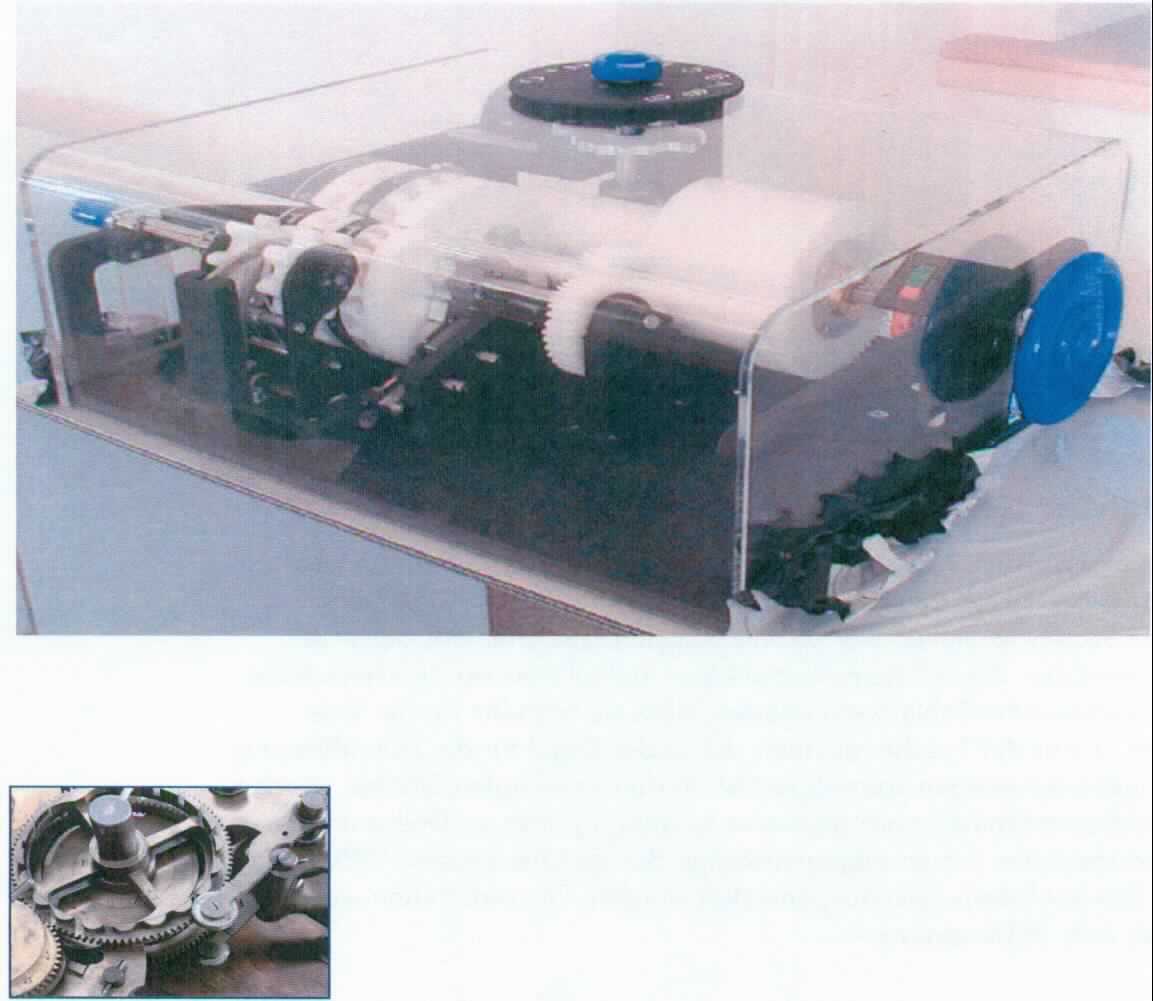Bei dem Erzeugnis mit der Bezeichnung "Mechanical Calculating Machine" handelt es sich der Beschaffenheit und vorgesehener Verwendung nach um ein Exponat zu Vorführzwecken in Museen, Science Centern und ähnlichen Einrichtungen, das zur ausschließlichen Wissensvermittlung von wissenschaftlichen Phänomenen und Ergebnissen dient.
Das Exponat "Mechanical Calculating Machine", Seriennummer 9465, zeigt experimentell die Großmechanik einer mechanischen Rechenmaschine, indem durch Drehen eines Handrades die Walzenbewegungen und somit die Rechenvorgänge veranschaulicht werden.   
Wesentliche Bestandteile des Exponats (ggf. noch nicht zusammengesetzt):
Länglich ovaler Tisch aus lackiertem Stahlblech, Gewicht ca. 207 kg, Rechenmaschinenmodell unter durchsichtiger Acrylhaube, Berührungsempfindlicher Bildschirm.

Die Ware ist als "Instrument, Apparat, Gerät und Modell, seiner Beschaffenheit nach zu Vorführzwecken bestimmt, nicht zu anderer Verwendung geeignet, nicht von dem TARIC-Code 9023 0010 00 erfasst" einzureihen.

Anlage: 1 Abbildung