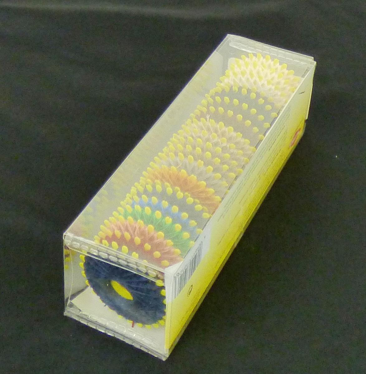 Nähgarnset, sog. Sternzwirn, Foto siehe Anlage,
- als 20-teiliges Sortiment (in unterschiedlichen Farben) in einer Kunststoffschachtel verpackt,
- jeweils mit einer Länge von laut Antrag ca. 20 m,
- gefärbte bzw. gebleichte Garne aus synthetischen Spinnfasern (laut Antrag Polyester),
- gezwirnt; mit einer Z-Drehung als letzter Drehung,
- appretiert für die Verwendung als Nähgarn,
- auf einer Unterlage (Sternkarte), mit einem Gewicht einschließlich der Unterlage von ca. 4 g
  (= Garn in Aufmachung für den Einzelverkauf),
- mit einem Titer von weniger als 10.000 dtex (kein Bindfaden).

"Nähgarn aus synthetischen Spinnfasern, in Aufmachungen für den Einzelverkauf"