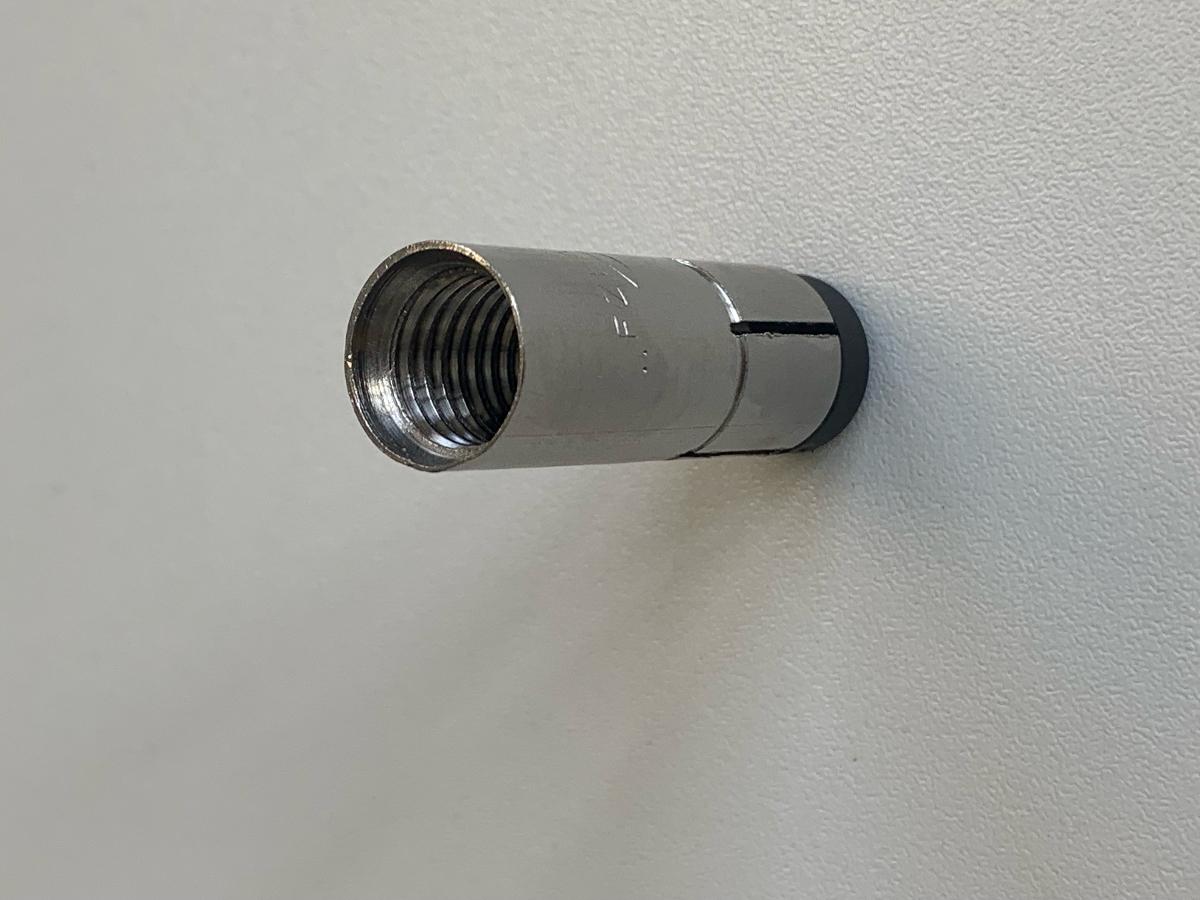 Angaben des Antragstellers:
PVC-BAND für Einschlaganker, PVC-BAND 17,5 MM X 0,185 MM X 100M
Bei dem Artikel handelt es sich um ein Polyvinylchlorid-Band auf der Rolle, welches eine Länge von 100 Metern aufweist.

Feststellungen an einem Warenmuster:
Farbloses, transparentes Band aus Polyvinylchlorid (Breite ca. 1,7 cm) mit einem Weichmachergehalt von ca. 0,7 GHT.

Befund:
Es liegt ein Band aus Polymeren des Vinylchlorids vor.