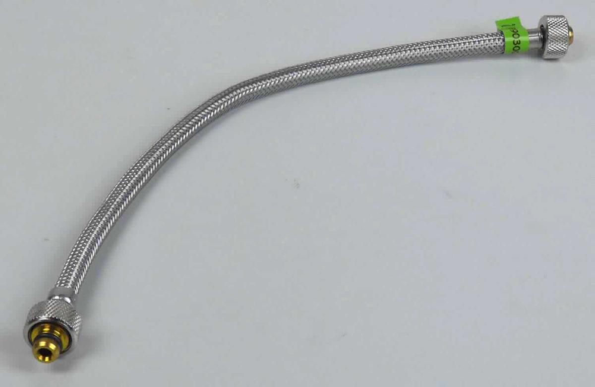 Angaben des Antragstellers:
Anschlussschlauch mit Anschlussstücken zum Anschluss von Sanitärarmaturen an die Wasserleitung
Der Innenschlauch besteht aus Silikon, die Umflechtung besteht aus Metall.

Feststellungen an einem Warenmuster:
Es wurde ein grauer, biegsamer Schlauch mit einem Durchmesser von ca. 11 mm vorgelegt (Länge: ca. 38 cm). Der Schlauch besteht aus einem transparenten, flexiblen Innenschlauch aus Kunststoff (Silikon). Er ist außen mit einem Metallgeflecht verstärkt und an beiden Enden mit Verbindungsstücken aus Metall versehen. Für die Ware ist der Innenschlauch aus Kunststoff charakterverleihend.

Befund:
Es liegt ein biegsamer, verstärkter Kunststoffschlauch der Unterposition (KN) 3917 3900 vor.