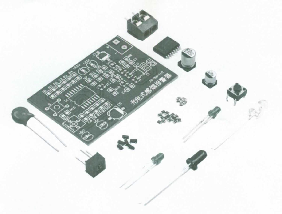 Noch nicht zusammengesetzter photosensitiver Rauchmelder in Form eines Bausatzes, bestehend aus einer Leiterplatte, einer Infrarotleuchtdiode, einem Infrarotsensor, einem IC, zwei rote LED (I/O-Status), einem Drehpotentiometer (Empfindlichkeitseinstellung), einem Taster, sechs SMD Spannungsreglern, einer zweipoligen Schraubklemme sowie verschiedenen Widerständen und Kondensatoren (siehe Abbildung in der Anlage).
Der Rauchmelder arbeitet nach einem optischen Verfahren. Durch Eindringen von Rauch oder anderen Schmutzpartikeln zwischen IR-LED und Sensor wird der Lichtstrahl gestreut. Dadurch erhöht sich der Sperrstrom der Fotodiode. Dies wird durch den IC ausgewertet und über die I/O-Schnittstelle als elektrisches Signal ausgegeben. Der Rauchmelder verfügt weder über eine optische oder akustische Signaleinrichtung noch über einen Schaltausgang.
Die Ware wird als "elektronisches Gerät für physikalische oder chemische Untersuchungen von Gasen oder Rauch" eingereiht.