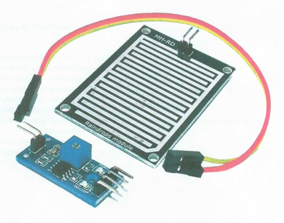 So genanntes Regen Sensor Modul, im Wesentlichen bestehend aus einer gedruckten Schaltung mit aktiven und passiven Bauelementen (L x B: 3,2 x 1,4 cm) und einem per Kabel angeschlossenem Regensensor (L x B: 5 x 4 cm; zur äußeren Form siehe Abbildung in der Anlage). Das Gerät verfügt über vier Anschlusspins, einen Komparator, eine Signal LED und ein Potentiometer zum Einstellen der Empfindlichkeit des Moduls und eines Schwellenwertes.
Durch auf die Oberfläche des Sensors treffendes Wasser entstehen durch die Tropfen leitende Verbindungen zwischen den einzelnen Leiterbahnen des Sensors, womit sich der elektrische Widerstand der Leiterplatte ändert. Das dient der Detektierung von Regen / Flüssigkeiten auf der Sensorplatte; das Ergebnis wird sowohl als analoges Signal ausgeben, als auch ein digitales High-Low Signal (0 oder 1) bei überschreiten eines Schwellenwertes ausgeben.
Die Ware wird als "Gerät zum Messen oder Prüfen anderer als geometrischer Größen, in Kapitel 90 anderweit weder genannt noch inbegriffen, anderes als von den Unterpositionen (HS) 9031 10 bis 9031 49 erfasst" eingereiht.