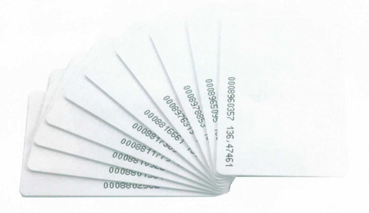 Bei der sog. RFID Karte, 125 kHz., handelt es sich um eine flache Kunststoffkarte im Scheckkartenformat mit abgerundeten Ecken, die mit einer eingelassenen monolithischen integrierten Schaltung (EM4100-kompatibel) und einer Antennenspule ausgestattet ist.

Die weiße Karte, ist zur Verwendung als kontaktloser passiver Überträger von Informationen (z. B. aufgezeichnete Daten in Form einer lesbaren Seriennummer) in einem RFID-System bestimmt.

Das Erzeugnis ist als "Halbleiter-Aufzeichnungsträger, Intelligente Karte (smart card)" einzureihen.

Anlage: 1 Abbildung