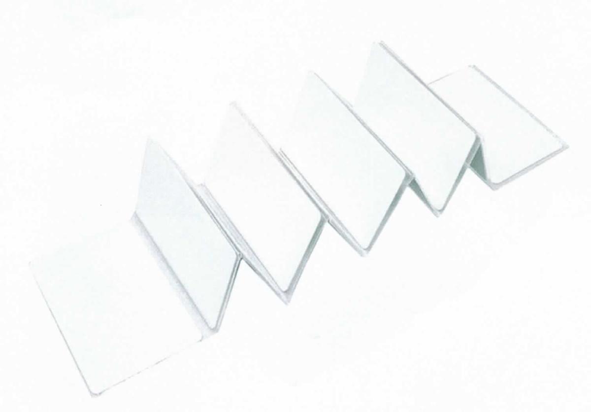 Sog. RFID Karte (Schlüsselkarte),
- in Form einer flachen, weißen Kunststoffkarte in Keditkartenformat,
- mit RFID-Speicherchip (64-Byte),
- als passiver Datenträger für das berührungslose Leseverfahren,
- für den Frequenzbereich 13,56 MHz.

Die Karte enthält keine weiteren aktiven oder passiven Bauelemente und ist zur Verwendung als kontaktloser Informationsträger für verschiedene Anwendungsbereiche (z. B. Ausweiskarte) bestimmt.

Die Ware wird als "Halbleiter-Aufzeichnungsträger, intelligente Karte (smart card)" eingereiht.

Anlage: 1 Abbildung