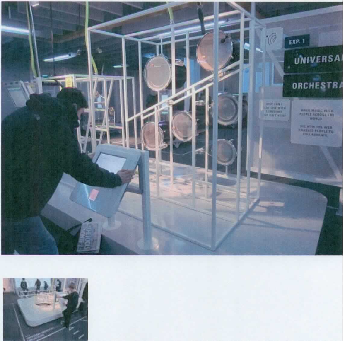 Bei dem sog. "Universal Orchestra" handelt es sich um den Aufbau eines interaktiven Exponates für Museen und Science Center als Set von Musikinstrumenten zum experimentellen Musizieren in Form einer zusammengesetzten Ware, im Wesentlichen bestehend aus
- vier Trommeln (Drums) mit vier Filzschlägern, die vor den Trommeln installiert sind,
- einem Glockenspiel inklusive Dämpferleiste,
- einem Xylophon inklusive Dämpferleiste,
- dreizehn Magnetspulen für den Antrieb von Xylophon und Glockenspiel,
- vier Becken (Cymbals) mit vier Schlägeln (Drumsticks),
- acht Drehmagneten für den Antrieb der Becken und Trommeln,
- zwei Netzkameras zur Aufnahme des Spielgeschehens in dem die Musikinstrumente umgebenden offenen Rahmen,
- einer Besucherbarriere aus Stahl in Form einer Umzäunung,
- zwei außerhalb der Umzäunung stehenden Monitoren, die auf Stahlständern befestigt sind und dazu dienen, die Instrumente zu spielen und mit anderen Musizierenden weltweit in Kontakt zu treten.

Die Musikinstrumente (Trommeln, Glockenspiel, Xylophon, Becken), bei denen es sich um Schlaginstrumente der Position 9206 handelt, sind vom Umfang her und hinsichtlich ihrer Bedeutung für die Verwendung der charakterbestimmende Bestandteil der zusammengesetzten Ware. 
 
Die noch nicht zum Exponat zusammen gefügten Waren sind gemeinsam auf einer Transportpalette durch Folienschweißen verpackt. 

Das Set ist als "Schlaginstrumente" einzureihen.