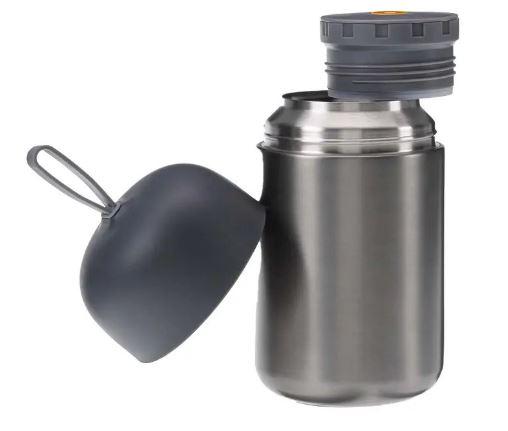 Es handelt sich bei der Ware um ein Gefäß in Form eines doppelwandigen Behältnisses aus Edelstahl mit einem Fassungsvermögen von ca. 730ml.
Die Ware besitzt einen luftverdünnten Raum (Vakuum) zwischen den Wänden und einen mit einem Dichtungsring versehenen Deckel mit Öffnung sowie einer Kappe mit Schlaufe aus augenscheinlich Kunststoff.

Die Ware dient zum Bereithalten, Kühlen sowie Warmhalten von Getränken bzw. Suppen.

Die verpackte Ware ist als "Vakuum-Isolierbehälter" einzureihen.