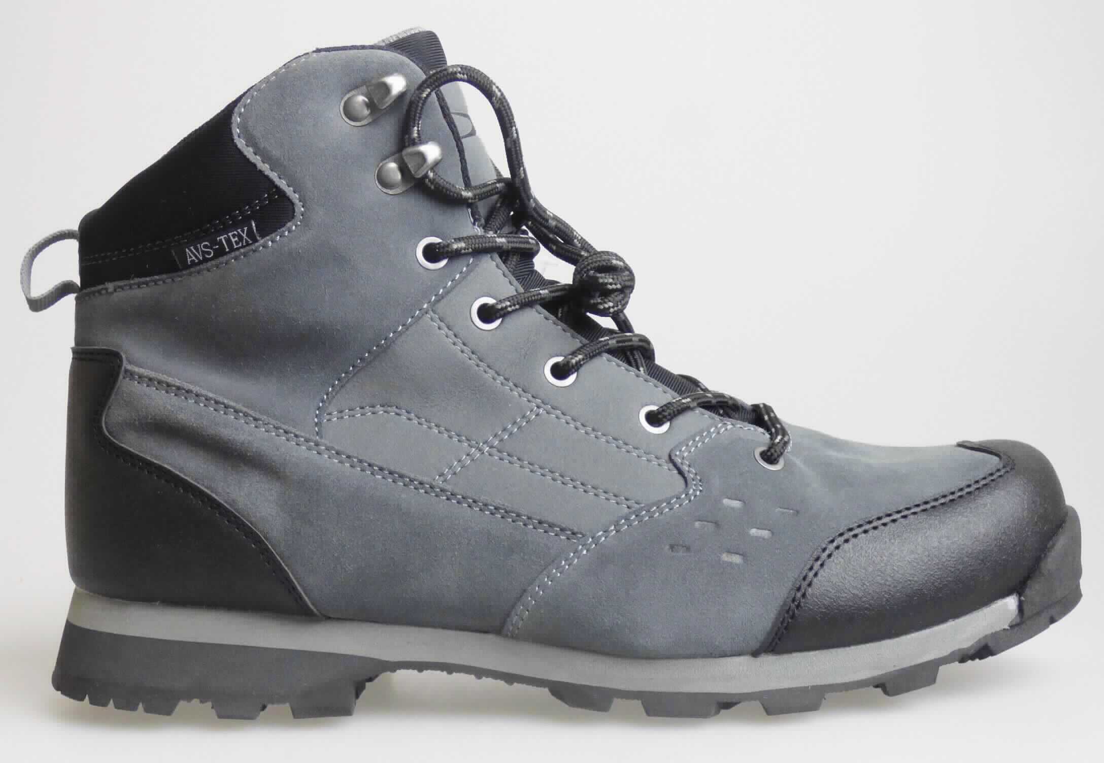Stiefel (laut Antrag: "Herren-Trekkingstiefel grau/schwarz, Art. 384328", Größe 41, Foto siehe Anlage)
- mit Laufsohlen aus Kunststoff/Kautschuk; ohne Hauptsohle aus Holz,
- mit Oberteil aus Leder (den größten Teil der Außenfläche bildend), Spinnstoff und Kunststoff (Spinnstoff mit einer 
  mit bloßem Auge wahrnehmbaren Außenschicht aus Kunststoff),
- mit Schnürsenkelverschluss, teilweise mit abstehenden Metallhaken,
- ohne Metallschutz in der Vorderkappe,
- den Knöchel, jedoch nicht die Wade bedeckend,
- mit einer Länge der Innensohle von ca. 25,7 cm,
- nicht als Männer- oder Frauenschuhe erkennbar.

"Schuhe mit Laufsohlen aus Kunststoff/Kautschuk und Oberteil aus Leder, andere als in den Unterpositionen
 6403 1200 bis 6403 9105 genannte, den Knöchel, jedoch nicht die Wade bedeckend, andere als in der 
 Unterposition 6304 9111 genannte, nicht als Männer- oder Frauenschuhe erkennbar"