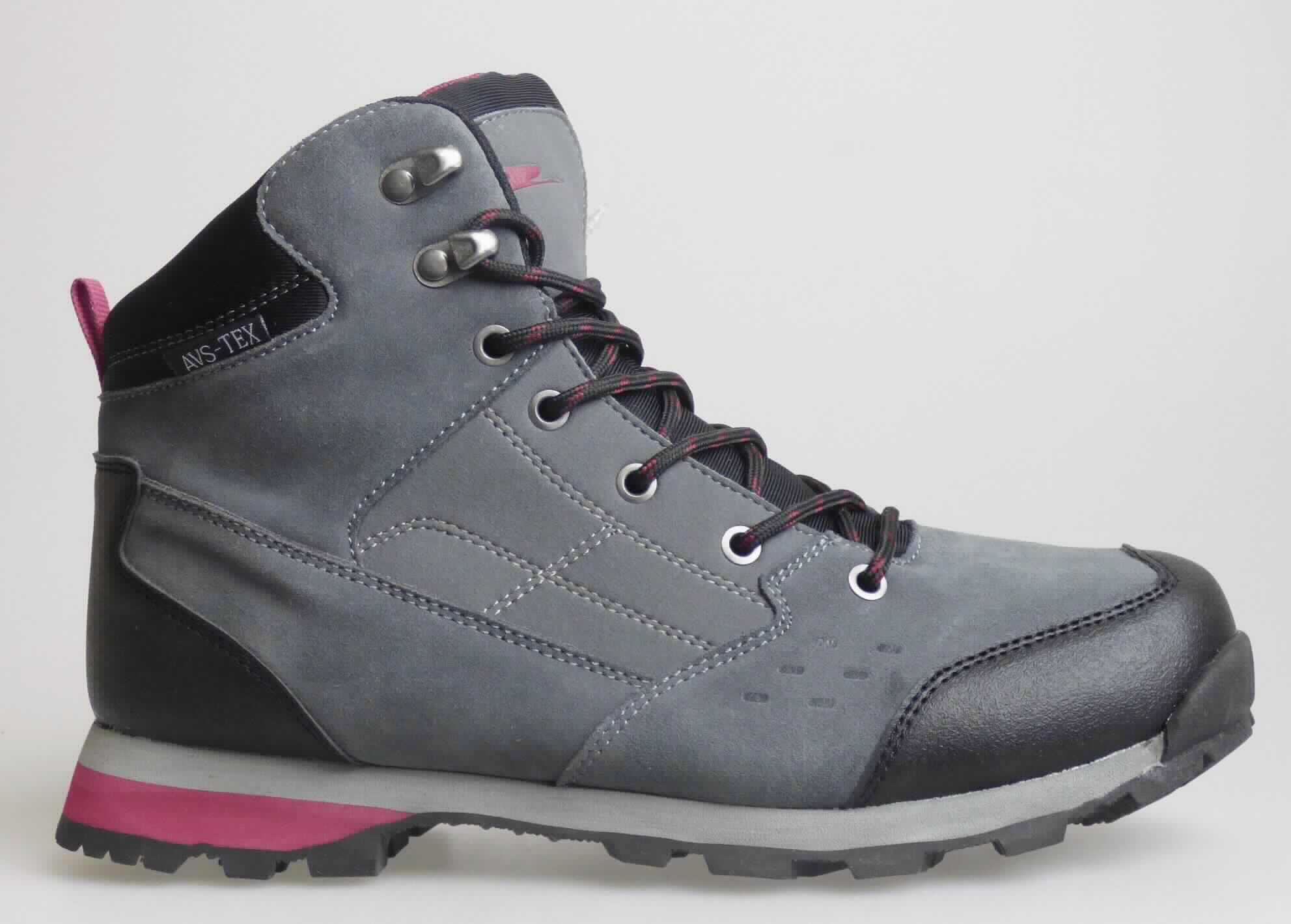 Stiefel (laut Antrag: "Damen-Trekkingstiefel grau/pink, Art. 384328", Größe 38, Foto siehe Anlage)
- mit Laufsohlen aus Kunststoff/Kautschuk; ohne Hauptsohle aus Holz,
- mit Oberteil aus Leder (den größten Teil der Außenfläche bildend), Spinnstoff und Kunststoff (Spinnstoff mit einer 
  mit bloßem Auge wahrnehmbaren Außenschicht aus Kunststoff),
- mit Schnürsenkelverschluss, teilweise mit abstehenden Metallhaken,
- ohne Metallschutz in der Vorderkappe,
- den Knöchel, jedoch nicht die Wade bedeckend,
- mit einer Länge der Innensohle von ca. 25,7 cm,
- als Frauenschuh erkennbar.

"Schuhe mit Laufsohlen aus Kunststoff/Kautschuk und Oberteil aus Leder, andere als in den Unterpositionen
 6403 1200 bis 6403 9105 genannte, den Knöchel, jedoch nicht die Wade bedeckend, andere als in der 
 Unterposition 6304 9111 genannte, für Frauen"