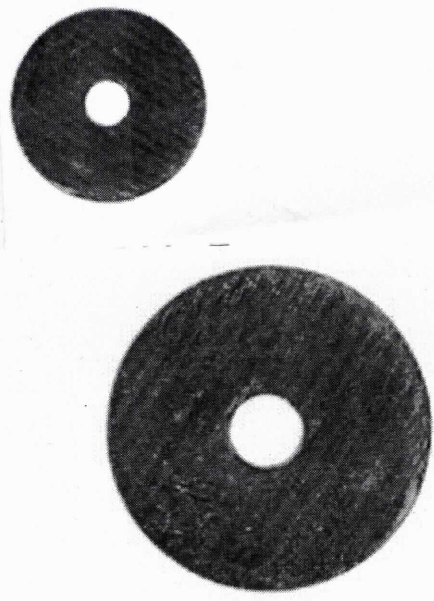 Angaben des Antragstellers:
Hahnscheibe mit Loch aus NBR-Kautschuk (NBR)

Feststellungen an einem Warenmuster:
Es wurden zwei schwarze Dichtungen aus einem elastischen Material vorgelegt. Es handelt sich um runde, flache Dichtungen mit Durchmessern von 15 mm. Die Dichtungen sind an einem Euroaufhänger befestigt und für den Einzelverkauf aufgemacht.

Befund:
Es liegen Dichtungen aus Weichkautschuk der Unterposition (KN) 4016 9300 vor.