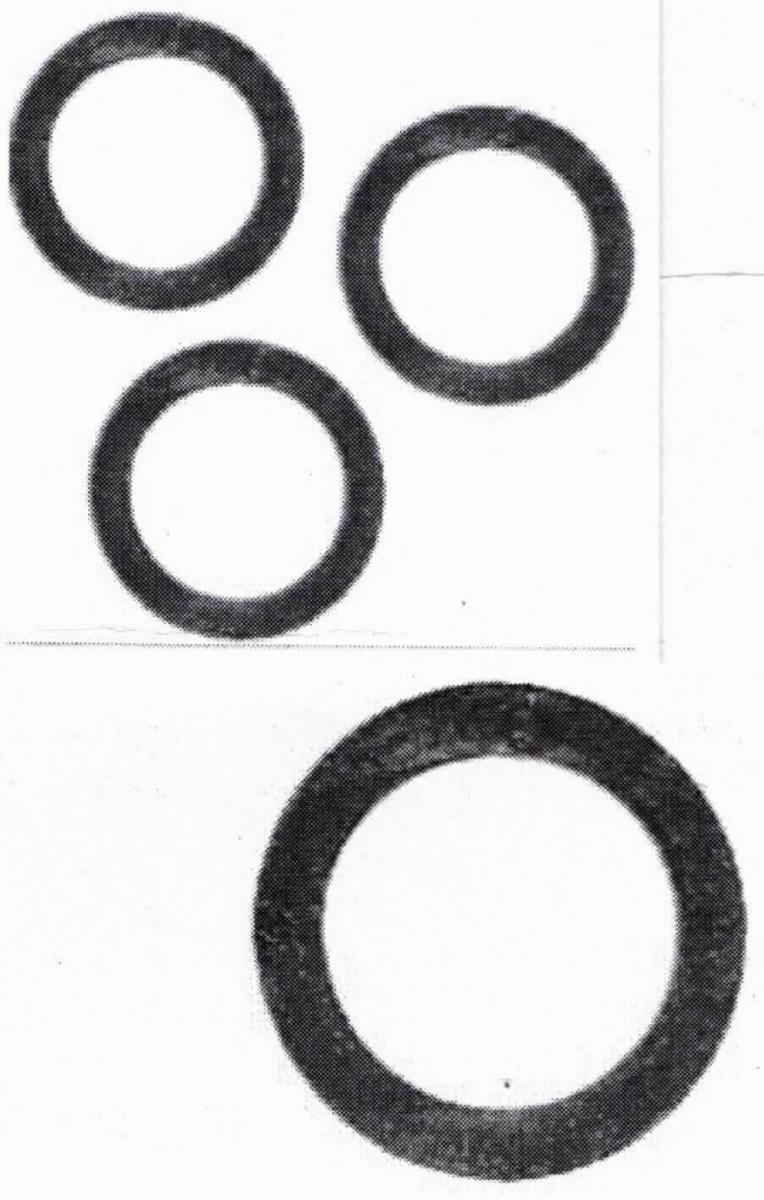 Angaben des Antragstellers:
Gummi-Dichtung für Ablaufverschraubungen aus NBR-Kautschuk (NBR)

Feststellungen an einem Warenmuster:
Es wurden drei schwarze Dichtungen aus einem elastischen Material vorgelegt. Es handelt sich um runde, flache Dichtungen mit Durchmessern von 39 mm. Die Dichtungen sind an einem Euroaufhänger befestigt und für den Einzelverkauf aufgemacht.

Befund:
Es liegen Runddichtungen aus Weichkautschuk der Unterposition (KN) 4016 9300 vor.