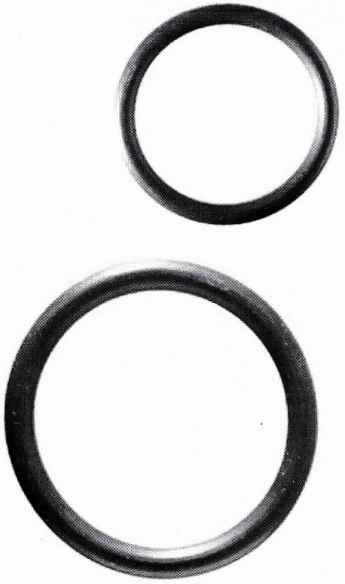 Angaben des Antragstellers:
Gummi-O-Ring-Dichtungssortiment aus NBR-Kautschuk (NBR)

Feststellungen an einem Warenmuster:
Es wurden 8 schwarze O-Ringe aus einem elastischen Material vorgelegt. Es handelt sich um Dichtungen in verschiedenen Durchmessern. Die Dichtungen sind an einem Euroaufhänger befestigt und für den Einzelverkauf aufgemacht.

Befund:
Es liegt ein Dichtungssatz mit O-Ringen aus Weichkautschuk der Unterposition (KN) 4016 9300 vor.