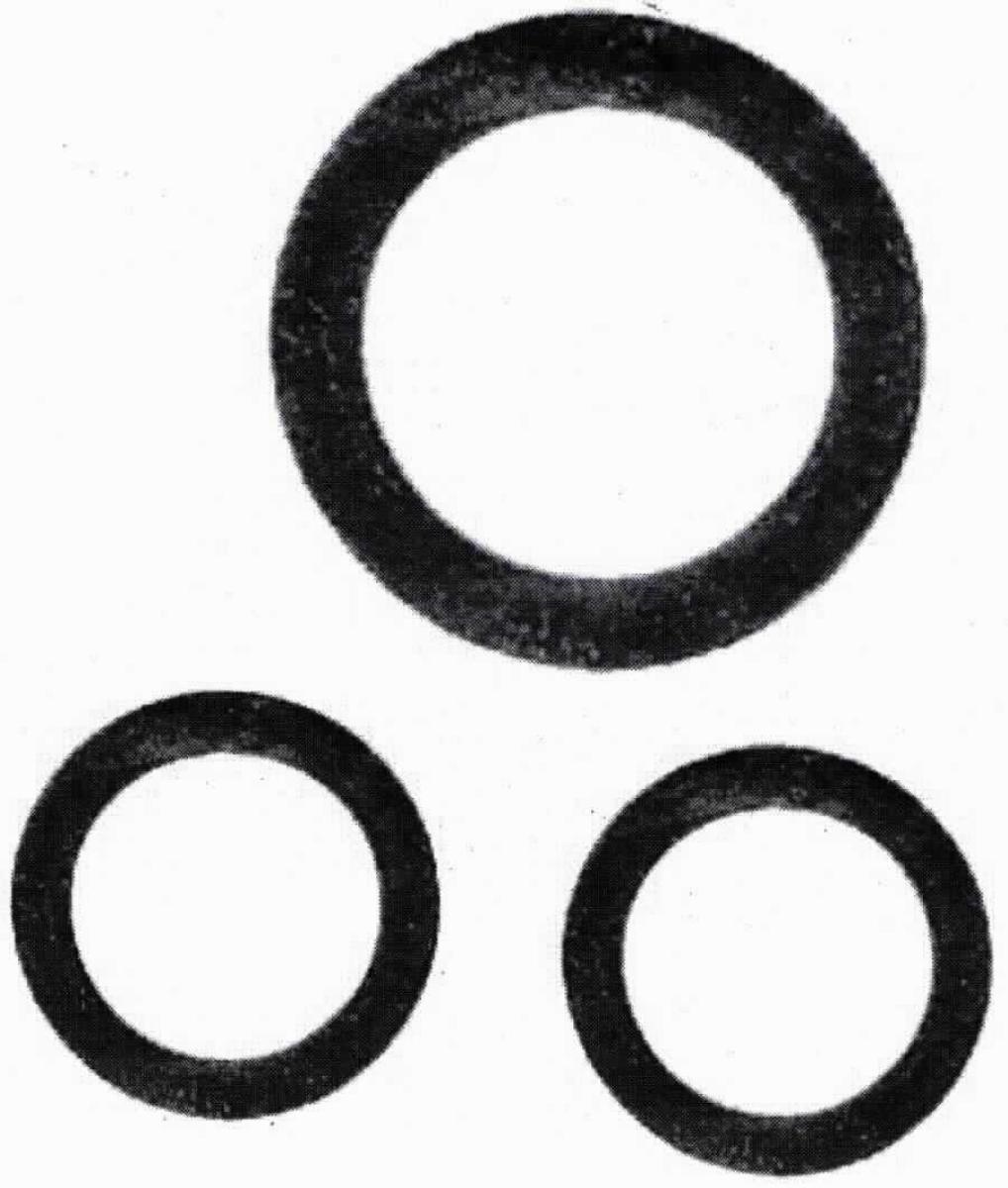 Angaben des Antragstellers:
Gummidichtung für Waschmaschinenzulaufschlauch aus NBR-Kautschuk (NBR)

Feststellungen an einem Warenmuster:
Es wurden zwei schwarze Dichtungen aus einem elastischen Material vorgelegt. Es handelt sich um Dichtungen mit einem rechteckigen Querschnitt. Die Dichtungen sind an einem Euroaufhänger befestigt und für den Einzelverkauf aufgemacht.

Befund:
Es liegen Dichtungen aus Weichkautschuk der Unterposition (KN) 4016 9300 vor.