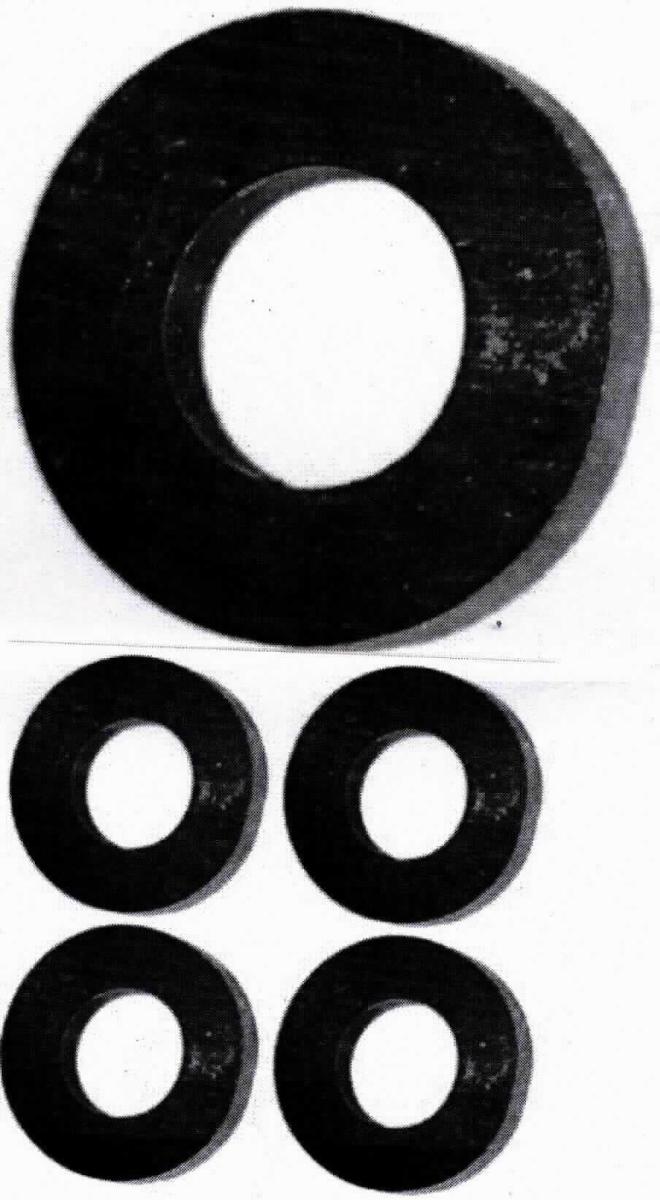 Angaben des Antragstellers:
Gummidichtung für Brauseschlauchüberwurfmutter aus NBR-Kautschuk (NBR)

Feststellungen an einem Warenmuster:
Es wurden vier schwarze Dichtungen aus einem elastischen Material vorgelegt. Es handelt sich um Dichtungen mit einem rechteckigen Querschnitt. Die Dichtungen sind an einem Euroaufhänger befestigt und für den Einzelverkauf aufgemacht.

Befund:
Es liegen Dichtungen aus Weichkautschuk der Unterposition (KN) 4016 9300 vor.