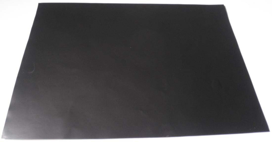 Aluminiumfolie auf Unterlage

Bei der Ware handelt es sich den Angaben nach um eine Aluminiumfolie mit einer schwarzen Kunststoffschicht (PET) als Unterlage. Die Folie ist einseitig mit einer elektrisch leitfähigen Acrylatklebeschicht versehen. Als Trennpapier wird PE-beschichtetes Papier verwendet. Die Aluminiumfolie ist 0,009 mm dick. Die Dicke des gesamten Klebebands beträgt 0,064 mm. Die Folie wird in Breiten von 10 mm bis 1000 mm und in unterschiedlichen Längen gehandelt.
Die Ware wird den Angaben nach zur Erdung und EMI-Abschirmung von elektrischen Geräten oder Komponenten verwendet.

Die Aluminiumfolie verleiht der Ware ihren Charakter. Die Ware wird nach ihrer stofflichen Beschaffenheit als Folien und dünne Bänder, aus Aluminium (auch bedruckt oder auf Papier, Pappe, Kunststoff oder ähnlichen Unterlagen), mit einer Dicke (ohne Unterlage) von 0,2 mm oder weniger, auf Unterlage, mit einer Dicke (ohne Unterlage) von weniger als 0,021 mm, in den TARIC-Code 7607 2010 00 eingereiht.