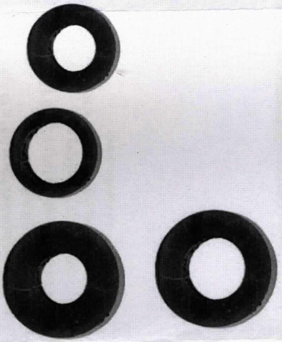 Angaben des Antragstellers:
Gummi-Quetschdichtungssortiment aus NBR-Kautschuk (NBR)

Feststellungen an einem Warenmuster:
Es wurden 4 schwarze Dichtungen aus einem elastischen Material vorgelegt. Es handelt sich um runde, flache Dichtungen in verschiedenen Durchmessern. Die Dichtungen sind an einem Euroaufhänger befestigt und für den Einzelverkauf aufgemacht.

Befund:
Es liegt ein Dichtungssatz mit Runddichtungen aus Weichkautschuk der Unterposition (KN) 4016 9300 vor.