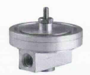 Einstufiger Präzisions-Membrandruckregler, im Wesentlichen bestehend aus einen Gehäuse aus unedlem Metall (Durchmesser ca. 26 mm; Höhe ca. 20 mm) mit einer Membran, einem Ventil, einer Einstellvorrichtung für den Sollwert sowie Prozessanschlüssen mit Innengewinde (siehe beispielhafte Abbildung in der Anlage). Der Regler dient dazu den Druck von Gasen nach der Sollwertvorgabe gegen störende Einflüsse von außen konstant zu halten. Der maximale Eingangsdruck beträgt 500 psi und kann auf einen Ausgangsdruck von 0 bis 30 psi geregelt werden.
Die Ware wird als "Gerät zum Regeln, als Druckregler, anderer als für zivile Luftfahrzeuge" eingereiht.