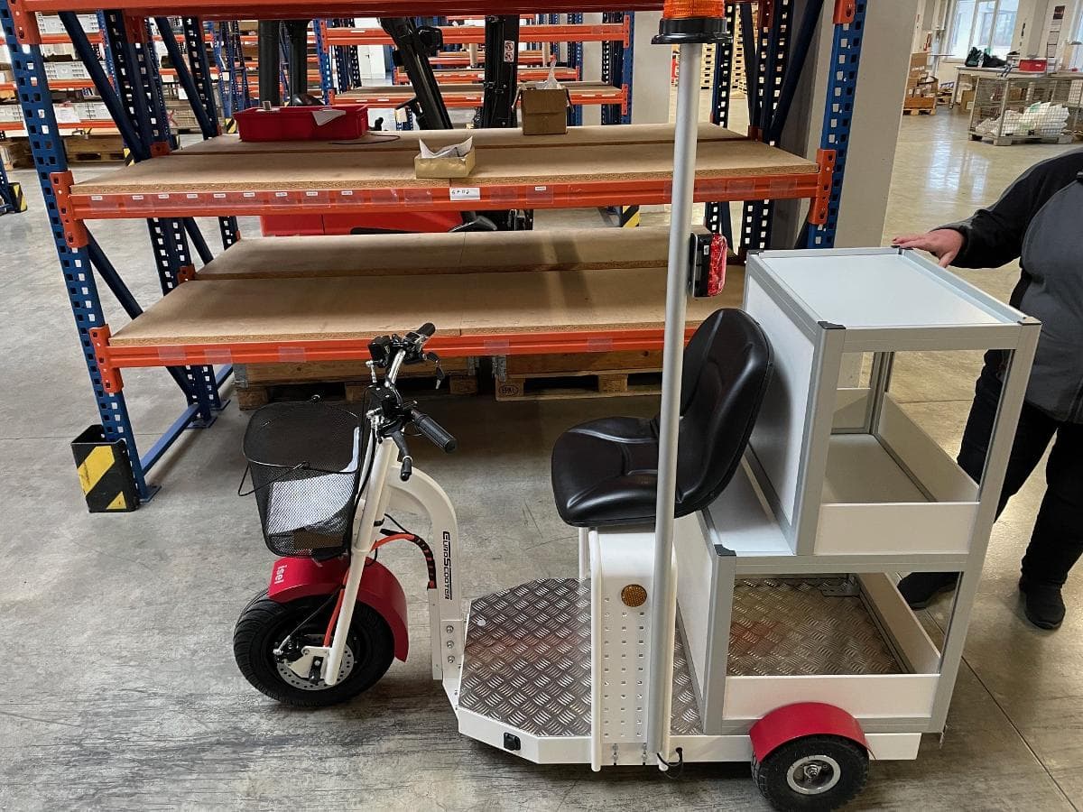 Elektromobile, sog. eTRIKE Plattform Scooter, PLS 135 und PLS 175, Foto siehe Anlage,
- in Form von dreirädrigen, elektrisch angetriebenen, einsitzigen, mit einer waagrechten Plattform
  versehenen Krafträdern, 
- laut Antrag in unterschiedlichen Ausführungen:
- - mit einem Stahlrahmen mit doppelter Bodenplatte und Alu-Riffelblech,
- - mit einem Sitz, 
- - mit separat beweglicher Lenkung mit Griffen und Steuerelementen,
- - mit einem Vorderrad mit einem Durchmesser von ca. 16 Zoll und zwei Hinterrädern mit einem
    Durchmesser von ca. 10 Zoll, 
- - mit einem elektrischen 1000 W Radnabenmotor, 
- - mit einem Gewicht von ca. 95 kg bzw. 130 kg,
- - mit einer maximalen Geschwindigkeit von bis zu 15 km/h, 
- - mit einer Reichweite von ca. 40 km, 
- - mit einem Vorwärtsgang und einem Rückwärtsgang (ohne Differential), 
- - mit LED-Scheinwerfer und LED-Rücklicht, 
- - mit einem zulässigen Gesamtgewicht von ca. 350 kg, 
- dienen in Lager- und Produktionshallen dem Transport von Personen und Waren, 
- keine Waren der Position 8703, da die Scooter nicht den Charakter von Kraftfahrzeugen aufweisen. 

"Krafträder (Elektroroller), mit Elektromotor angetrieben, andere als in den Codenummern
8711 6010 00 0 und 8711 6090 10 0 genannte"