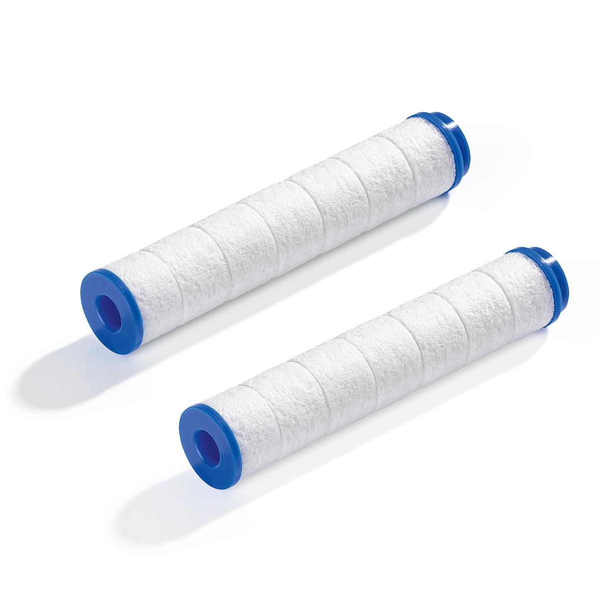 Ware des technischen Bedarfs, sog. EASYmaxx Ersatz-Filter für Duschkopf, Art.Nr. 09593, Foto siehe Anlage,
- annähernd hohlzylinderförmig, laut Antrag mit einem Durchmesser von ca. 20 mm und einer Länge von
  ca. 120 mm,
- aus einer Hülse aus einem Vliesstoff aus Spinnstoffen, die an den Enden mit Abdeckkappen aus
  Kunststoff versehen ist,
- mit sog. Mineralkugeln aus laut Antrag Calciumsulfit gefüllt,
- soll laut Antrag in das Griffstück eines Duschkopfs eingesetzt werden,
- durch Zusammenfügen konfektioniert,
- insbesondere im Hinblick auf die Verwendung sind die sog. Mineralkugeln und der Vliesstoff
  gleichbedeutend, somit verleiht keiner der beiden Bestandteile der Ware ihren wesentlichen Charakter,
  sie ist daher der von den gleichermaßen in Betracht kommenden Positionen (3824/5911) in der
  Nomenklatur zuletzt genannten zuzuweisen, 
- weist von der Konzeption her besondere Merkmale auf, die erkennen lassen, dass es sich um eine
  Ware des technischen Bedarfs aus Spinnstoffen handelt, u. a. somit keine Ware der Position 8421.

"Ware des technischen Bedarfs, aus Spinnstoffen, aufgeführt in Anmerkung 8 zu diesem Kapitel, andere
 als in den Unterpositionen (HS) 5911 10 bis 5911 40 genannte, aus Vliesstoff, andere als in den TARIC-
 Codes 5911 9091 00 bis 5911 9099 50 genannte"