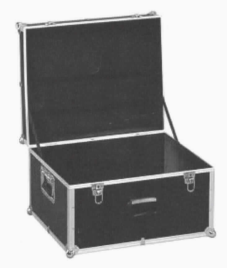Handkofferähnliches Behältnis, sog. AluPlus Toolbox 22, Art. 8000421200, Foto siehe Anlage,
ein Warenmuster wurde nicht vorgelegt, die Einreihung erfolgt anhand der Antragsangaben,
- mit einer Außenseite aus schwarz gefärbten, strukturierten Aluminiumfolien auf
  einer Unterkonstruktion aus Holzfaserplatten,
- mit einem Kantenschutz aus Aluminiumprofilen und Eckbeschlägen aus unedlem Metall,
- mit einem Tragegriff aus Kunststoff an einer Längsseite,
- mit jeweils einem Griff aus unedlem Metall mit Kunststoffüberzug an den Schmalseiten,
- mit zwei abschließbaren Bügelschlössern aus unedlem Metall,
- aufklappbar; innen mit Schaumkunststoff ausgekleidet,
- im Kofferdeckel mit zwei elastischen Haltebändern, die durch Annähen sieben universelle
  Einsteckmöglichkeiten aufweisen,
- in den Abmessungen: ca. 57 cm (Breite) x 36 cm (Höhe) x 47 cm (Tiefe),
- nicht zur Aufnahme von bestimmten Werkzeugen vorgerichtet,
- nicht erkennbar, dass die Haltebänder ausschließlich oder zumindest hauptsächlich zum
  Einstecken von Werkzeugen genutzt werden.

"Handkofferähnliches Behältnis, mit Außenseite aus Aluminium"