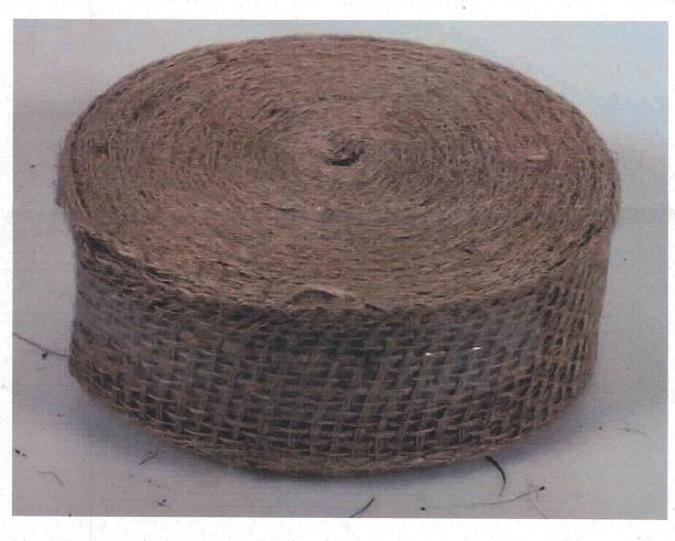 Band, sog. Juteband, Foto siehe Anlage,
- mit einer Banderole versehen,
- als Meterware, laut Antrag mit einer Länge von ca. 20 m und einer Breite von ca. 5 cm,
- aus einem Gewebe (kein Samt, Plüsch, Chenille- oder Schlingengewebe) aus laut Antrag Jute,
- keine Elastomergarne oder Kautschukfäden enthaltend,
- mit echten Webkanten.

"Band, keine Ware der Position 5807, anderes als in den Unterpositionen 5806 10 und 5806 20
 genannte, aus Jute"