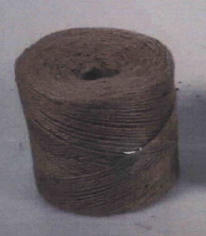 Garn, sog. Jutegarn, Foto siehe Anlage,
- mit einer Banderole versehen,
- als Meterware im Knäuel, mit einer Länge von laut Antrag ca. 200 m,
- gezwirnt, mit einer S-Drehung als letzter Drehung,
- aus pflanzlichem Spinnstoff (laut Antrag Jute),
- mit einem Titer von ca. 9900 dtex.

"Garn aus Jute, gezwirnt"
