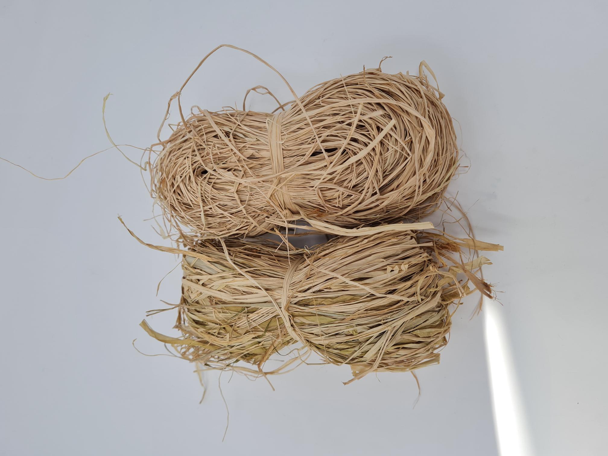 Nach den Antragsangaben und der vorliegenden Warenprobe handelt es sich bei der als Natur-Bindebast bezeichneten Ware um unterschiedlich lange und breite, naturfarbene pflanzliche Streifen aus Raffia (Raffiabast), die zu einem Bündel zusammengelegt und nicht für die Spinnerei vorbereitet sind.
Derartige Bastfasern werden hauptsächlich zum Flechten verschiedener Waren oder als Bindemittel (z.B. im Gartenbau) verwendet.
Der Natur-Bindebast ist einzeln oder im 2er Set im Polybeutel, Schrumpffolie oder mit einer Banderole für den Einzelverkauf aufgemacht.

Zolltarifrechtlich handelt es sich um "Pflanzliche Stoffe von der hauptsächlich zum Herstellen von Korb- oder Flechtwaren verwendeten Art, andere als Bambus, Pedding und Stuhlrohr".