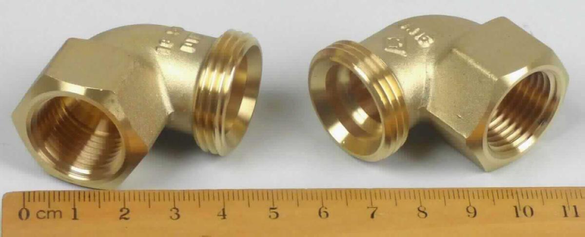 Rohrformstück aus Kupfer; Winkel

Bei der Ware handelt es sich um ein rohrförmiges Erzeugnis mit einem Winkel von 90 Grad. Ein Ende ist mit einem Außensechskant sowie einem Innengewinde nach DIN EN 10226-1 versehen, das andere Ende mit einem Außengewinde nach ISO 228. Die Ware besteht aus Messing (Kupfer-Zink-Legierung) und wird als Verbindungs- und Anschlussstück zur Radiatorverschraubung verwendet.

Die Ware ist als "Rohrformstück aus Kupferlegierungen" in den TARIC-Code 7412 2000 00 einzureihen.