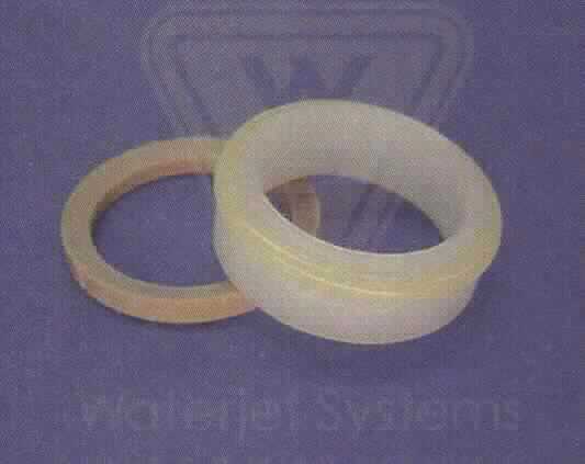 Bei der zu begutachtenden Ware ("Static Seal Assembly, Sealing Head") handelt es sich um drei Dichtungsringe. Das Set beinhaltet einen O-Ring aus Kautschuk sowie je einen Dicht- und Stützring aus Kunststoff. 
Die Erzeugnisse sind gemeinsam in einem Kunststoffbeutel verpackt und dienen dem Verschließen eines Wasserbehälters. 

Das Set ist als "Zusammenstellungen von Dichtungen verschiedener stofflicher Beschaffenheit, in Beuteln, Kartons oder ähnlichen Umschließungen, nicht für zivile Luftfahrzeuge" einzureihen.