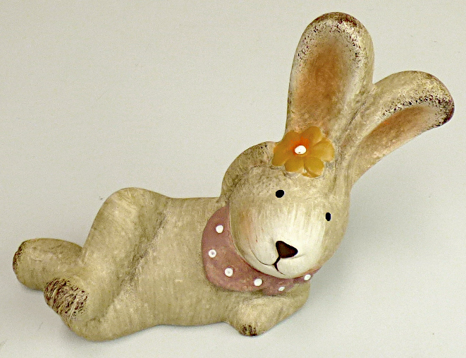 Anderer keramischer Ziergegenstand, sog. Hase liegend, Artikel 8831592, Foto siehe Anlage,
- unglasierter, bemalter, innen hohler Hase,
- in Form eines auf der seite liegenden, größtenteils unbekleideten Hasen in den Farben 
  braun, orange, lila und weiß,
- - mit lilafarbenem, weißgepunkteten Halstuch,
- - mit gelber Blume im Ohr,
- in den Abmessungen: ca. 14 cm (Höhe) x 20 cm (Länge) x 8 cm (Breite),
- keramisches Erzeugnis; nach der Formgebung gebrannt; tonmineralhaltiges Material enthaltend,
- lt. Antrag aus feinen Erden, 
- ohne Hinweise auf Handarbeit.

"Anderer keramischer Ziergegenstand, aus feinen Erden, nicht handgearbeitet"