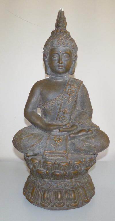 Angaben:
Buddha Figur meditierend; bemalt.

Warenbeschaffenheit:
Bronzefarben bemalte, sitzende Buddhafigur (Abmessungen: ca. 34 x 25 x 68 cm) aus mineralischem, zementartigem Material mit losen Fasern durchzogen.

Befund:
Waren aus Asbestzement, Cellulosezement oder dergleichen, keinen Asbest enthaltend.