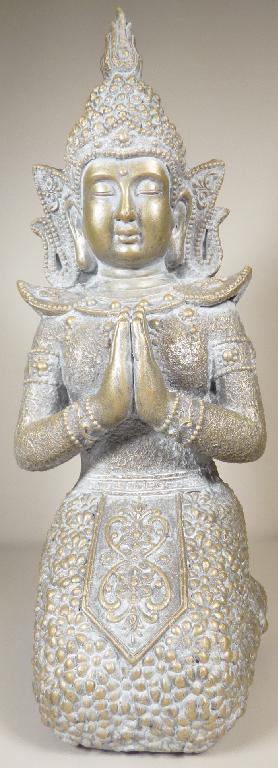 Angaben:
Buddha Figur betend; bemalt.

Warenbeschaffenheit:
Bronzefarben bemalte, knieende Buddhafigur  (Abmessungen: ca. 26 x 24 x 61 cm) aus mineralischem, zementartigem Material mit losen Fasern durchzogen.

Befund:
Waren aus Asbestzement, Cellulosezement oder dergleichen, keinen Asbest enthaltend.