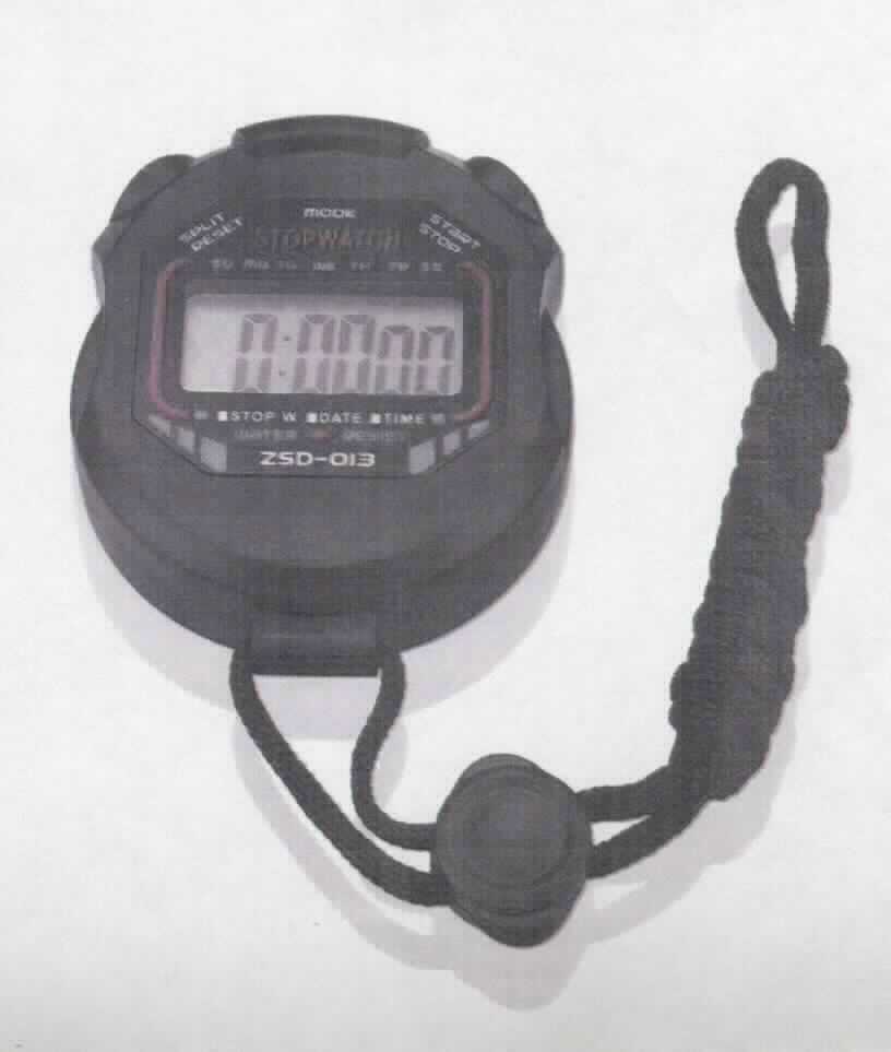 Bei der sog. "Sport Stoppuhr" (Artikelnummer ST-S02) handelt es sich um eine Taschenuhr ähnliche Uhr zur Verwendung als Stoppuhr, im Wesentlichen bestehend aus einem ca. 60 x 80 x 20 mm (Breite x Höhe x Tiefe) großen Kunststoffgehäuse mit Digitalanzeige, batteriebetriebenem Uhrwerk, Stoppuhrfunktion (1/100 sec), Uhrzeit (Stunden-, Minuten und Sekundenanzeige), Weckfunktion und Tagesanzeige, drei Bedientasten auf der oberen Seite, versehen mit einem verstellbaren Band aus Spinnstoff zum Umhängen.

Die in einem mit der Bedienungsanleitung bedruckten Pappkarton mit Sichtfenster verpackte Ware ist als "andere als in der Position 9101 erfasste, den Taschenuhren ähnliche Uhr (Stoppuhr), elektrisch betrieben" einzureihen.