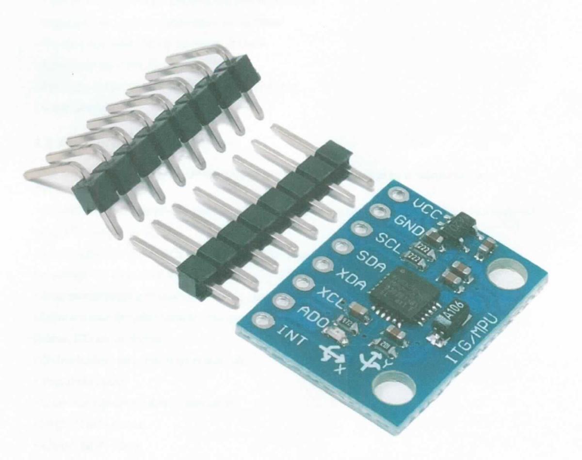 Elektronischer Drehraten- und Beschleunigungssensor (Inertial-Sensor) mit sechs Freiheitsgraden (DoF), im Wesentlichen bestehend aus einer mit einem Sensor in Form einer elektronischen integrierten Schaltung (IC), einem Spannungsregler sowie verschiedenen Widerständen und Kondensatoren bestückten Platine (siehe Abbildung in der Anlage). Die Leiterplatte wird mithilfe eines der beiden beiliegenden achtpoligen Kontaktelemente (De-Minimis-Regel) angeschlossen (noch nicht zusammengesetzte Ware). Der Sensor-IC setzt sich im Wesentlichen aus einem Gehäuse mit mikromechanischen Sensorelementen (MEMS) zum Messen der Drehrate (Winkelgeschwindigkeit) bis ± 2000º/s und der Beschleunigung bis ± 16G (m/s²) über drei Achsen (X, Y, Z) sowie einer anwendungsspezifischen integrierten Schaltung (ASIC) zusammen.
Die Ware wird als "Gerät zum Messen oder Prüfen anderer als geometrischer Größen, anderes als von den Unterpositionen (HS) 9031 10 bis 9031 49 erfasst" eingereiht.