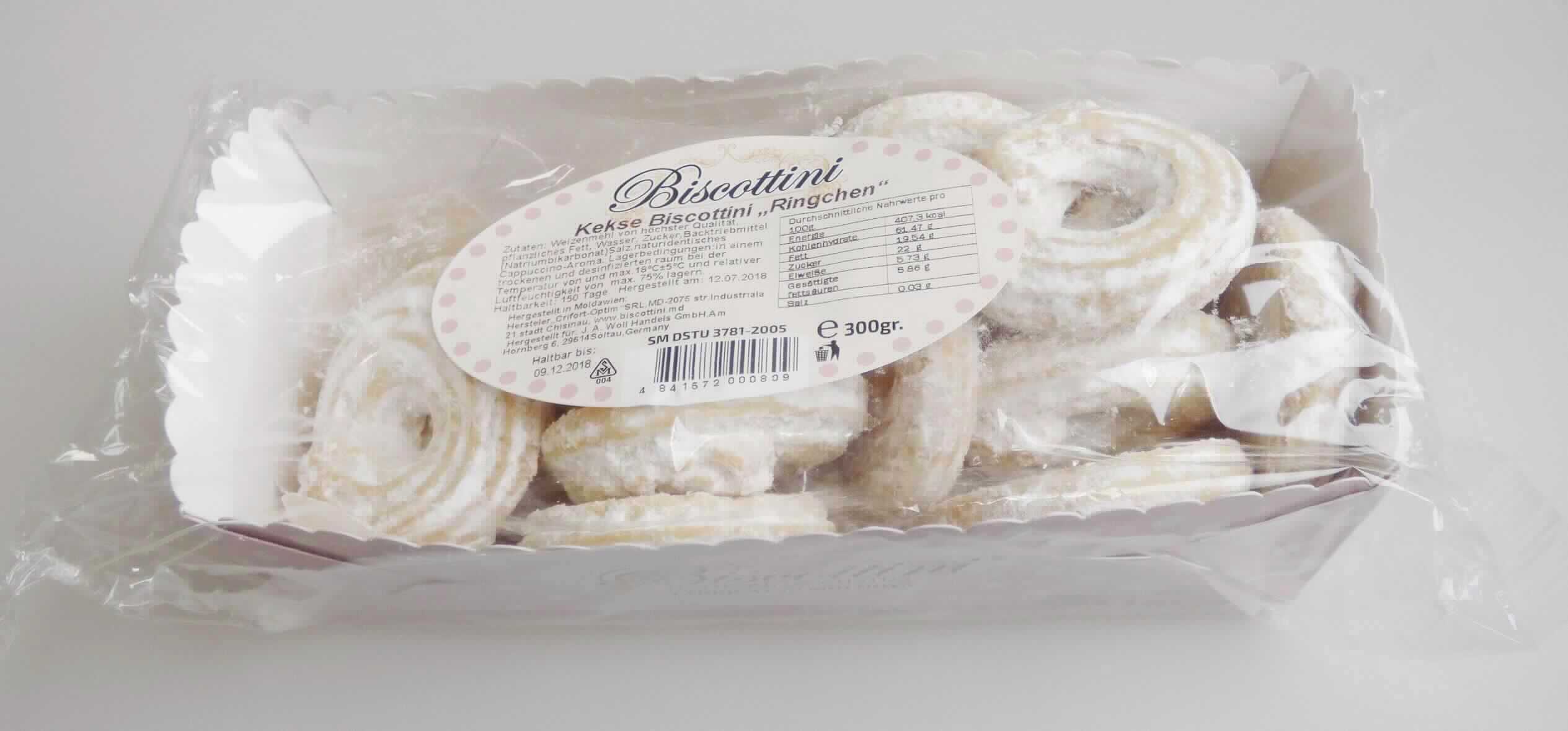 Spritzgebäck

Beschreibung des vorgelegten Warenmusters (in Originalumschließung):
Mit Puderzucker bedeckte, trockene und süß schmeckende, hellbraune, in Ringform gespritzte Kekse (Durchmesser ca. 5,5 cm, Höhe ca. 1 cm - 1,5 cm); lose verpackt in einer rechteckigen, rosafarbenen und mit weißen Punkten verzierten Wanne aus Pappe, die in einer etikettierten, transparenten Plastikfolie luftdicht verpackt ist, u. a. mit Angaben zum Erzeugnis (Kekse, 300 gr.), zu den Zutaten (siehe Feld 8) und zum Herkunftsland (Moldawien).

Wassergehalt*: 12 GHT oder weniger
Fettgehalt**: 35 GHT oder weniger 
Stärke/Glucose***: 25 bis weniger als 50 GHT
Saccharose/Invertzucker/Isoglucose***: 5 bis weniger als 30 GHT
Kakao, Milchfett und Milchprotein: nach der Zutatenliste nicht enthalten
* nach der Warenbeschaffenheit
** nach den Antragsangaben
*** berechnet gemäß VO (EG) Nr. 900/2008 in Verbindung mit der Zutatenliste und Literaturwerten zur Zusammensetzung der Zutaten

Backware, auch kakaohaltig, gesüßte Kekse, weder mit Schokolade noch mit kakaohaltigen Überzugsmassen 
überzogen oder bedeckt, mit einem Gehalt an Milchfett von weniger als 8 GHT, keine Doppelkekse.