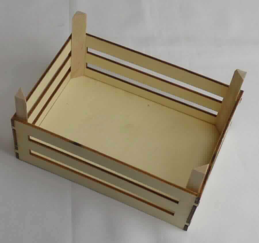 Holzkistchen
- aus einem rechteckigen Boden und geschlitzten Seitenteilen aus Sperrholz, innen an den Ecken mit
  Holzleisten verstärkt, in der Art einer Obststiege/Gemüsekiste,
- in den Abmessungen (L x B x H) von ca. 14 x 10 x 7 cm,
- durch einfache Verarbeitung zusammengefügt (Kleben), mit rauher Oberfläche, nicht sorgfältig
  gearbeitet,
- zum Verpacken und Aufbewahren diverser kleinerer Gegenstände.
(Abbildung siehe Anlage)

"Kistchen aus Holz"