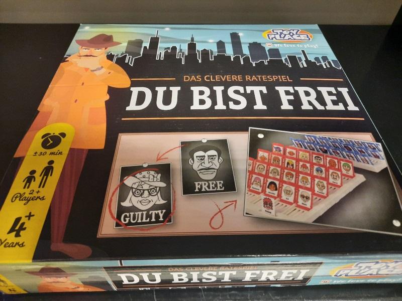 Gesellschaftsspiel "Du bist frei" für zwei Spieler, bestehend aus
- zwei etwa 24 x 26 cm großen Spielbrettern mit Gitterfenstern, die an einer Seite jeweils mit einer
  Steckvorrichtung versehen sind
- 48 blauen bzw. roten gitterförmigen Rahmen
- 24 ca. 2,7 x 3,5 cm großen Karten aus Pappe, die beidseitig jeweils mit einem Gesicht sowie
  einem Namen bedruckt sind
- 24 ca. 2,7 x 3,5 cm großen Karten aus Pappe, die auf einer Seite mit einem stilisierten Gesicht
  sowie mit einem Namen (Charaktere) und auf der anderen Seite mit dem Schriftzug  "WHO DID IT"
  und Fragezeichen bedruckt sind
- gemeinsam noch nicht zusammengesetzt mit einer mehrsprachigen Spielanleitung in einem bunt
  bedruckten Pappkarton verpackt.

Zu Beginn des Spiels werden die Karten, die beidseitig mit Charakteren bedruckt sind, in die Rahmen gesteckt. Diese werden auf dem Spielbrett so befestigt, dass die Rahmen geöffnet sind und die Charaktere zum Spieler zeigen. Die anderen Karten werden mit dem Schriftzug nach oben auf den Tisch gelegt. Eine Karte davon wird in die Vorrichtung am Spielbrett gesteckt, sodass der Mitspieler sie nicht sieht. Diese Karte zeigt das Gesicht, dass vom Mitspieler durch Fragen über Gesichtszüge erraten werden soll. Antwortet der Spieler mit "Ja", darf der Mitspieler alle Rahmen, die die Voraussetzungen erfüllen, umklappen. Im Laufe des Spiels werden so alle Rahmen umgeklappt, so dass am Ende nur noch ein Charakter übrigbleibt. Derjenige Spieler, der diesen zuerst errät, gewinnt das Spiel.

Die Ware wird zolltarifrechtlich als "Gesellschaftsspiel, nicht von den Unterpositionen (KN) 9504 2000 bis 9504 9010 erfasst" eingereiht.