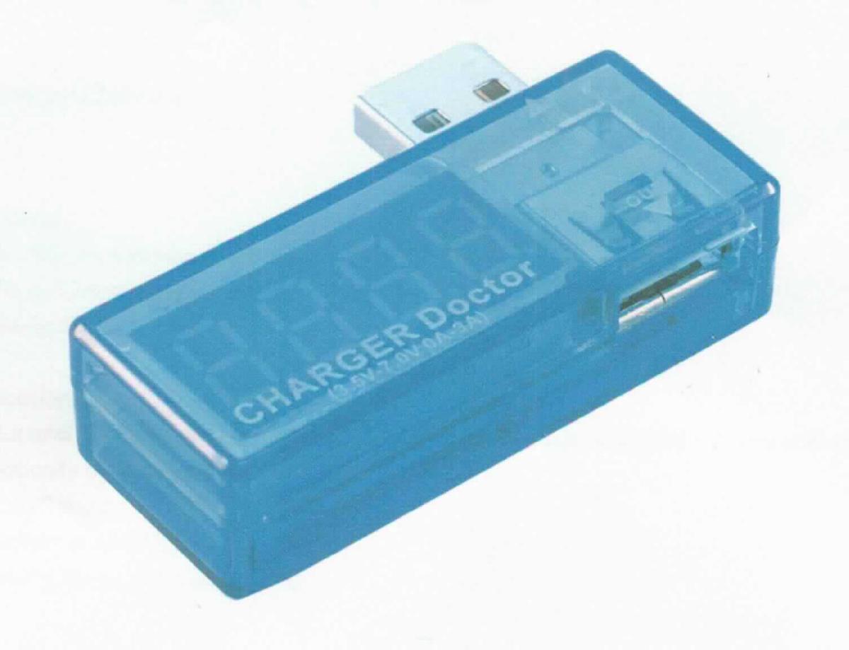 So genannter USB Charger Doctor, im Wesentlichen bestehend aus einem quaderförmigen Kunststoffgehäuse (21 x 53 x 15 mm; zur äußeren Form siehe Abbildung in der Anlage) mit einem USB-Stecker und Anschluss, einem LC-Display und einer Verarbeitungselektronik.
Das Gerät wird an verscheidene USB-Geräte (nicht Gegenstand dieser vZTA-Entscheidung) angeschlossen und misst die Betriebsspannung und die Stromstärke. ; zur Prüfung der ausgehenden Leistung eines USB-Portes. Die LC-Anzeige wechselt selbstständig zwischen der Anzeige von Stromstärke und Spannung.
Die Ware wird als "Gerät zum Messen oder Prüfen elektrischer Größen (Spannung, Stromstärke), kein Zähler der Position 9028, anderes als Unterposition (HS) 9030 10 bis 9030 20, als Multimeter ohne Registrierungsvorrichtung, nicht für zivile Luftfahrzeuge bestimmt" eingereiht.