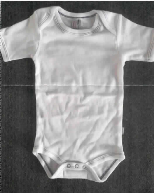 Baby-Body mit RFID-Tag, Größe 74/80, Foto siehe Anlage,
- stellt sich als zusammengesetzte Ware dar,
- Baby-Body:
-- aus ca. 0,8 mm dicken, einfarbigen Gewirken aus laut Antrag 100 % Baumwolle,
-- einteilig; den Rumpf bedeckend,
-- mit einem runden Halsausschnitt,
-- mit Schulterüberlappung (sog. amerikanischer Schlupf),
-- mit kurzen Ärmeln,
-- mit einer Schrittöffnung mit Druckknopfverschluss,
-- ist für Kleinkinder mit einer Körpergröße von bis zu 86 cm bestimmt,
- RFID-Tag:
-- eingenäht im Schrittbereich des Bodys,
-- mit integrierter Schaltung und Antenne,
-- dient als elektronisches Sicherungsetikett laut Antrag dem Diebstahlschutz,
- im Hinblick auf die Verwendung und den Umfang bestimmt der Body den Charakter der zusammengesetzten
  Ware.

"Kleidung (Body), für Kleinkinder, aus Gewirken, aus Baumwolle"