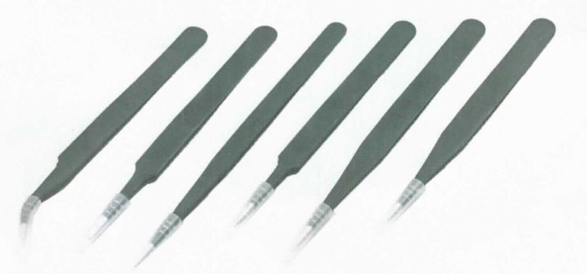 "Pinzetten-Set";

- sechs mit freiem Arm zu handhabende, federnde, zangenartige Erzeugnisse mit unterschiedlich 
  ausgeformten Spitzen

- vollständig aus unedlem Metall, antistatisch, antimagnetisch und säurebeständig

- zur Verwendung in unterschiedlichen Anwendungsbereichen (z.B. Mikroelektronik)

- gemeinsam in einer Verkaufsumschließung aufgebracht und zusätzlich sind die Spitzen 
  in Kunststoffhüllen verpackt 

Abbildung siehe Anlage.

Derartige Erzeugnisse gehören als "Pinzetten, mit arbeitendem Teil aus unedlem Metall" zum TARIC-Code 8203 2000 00.